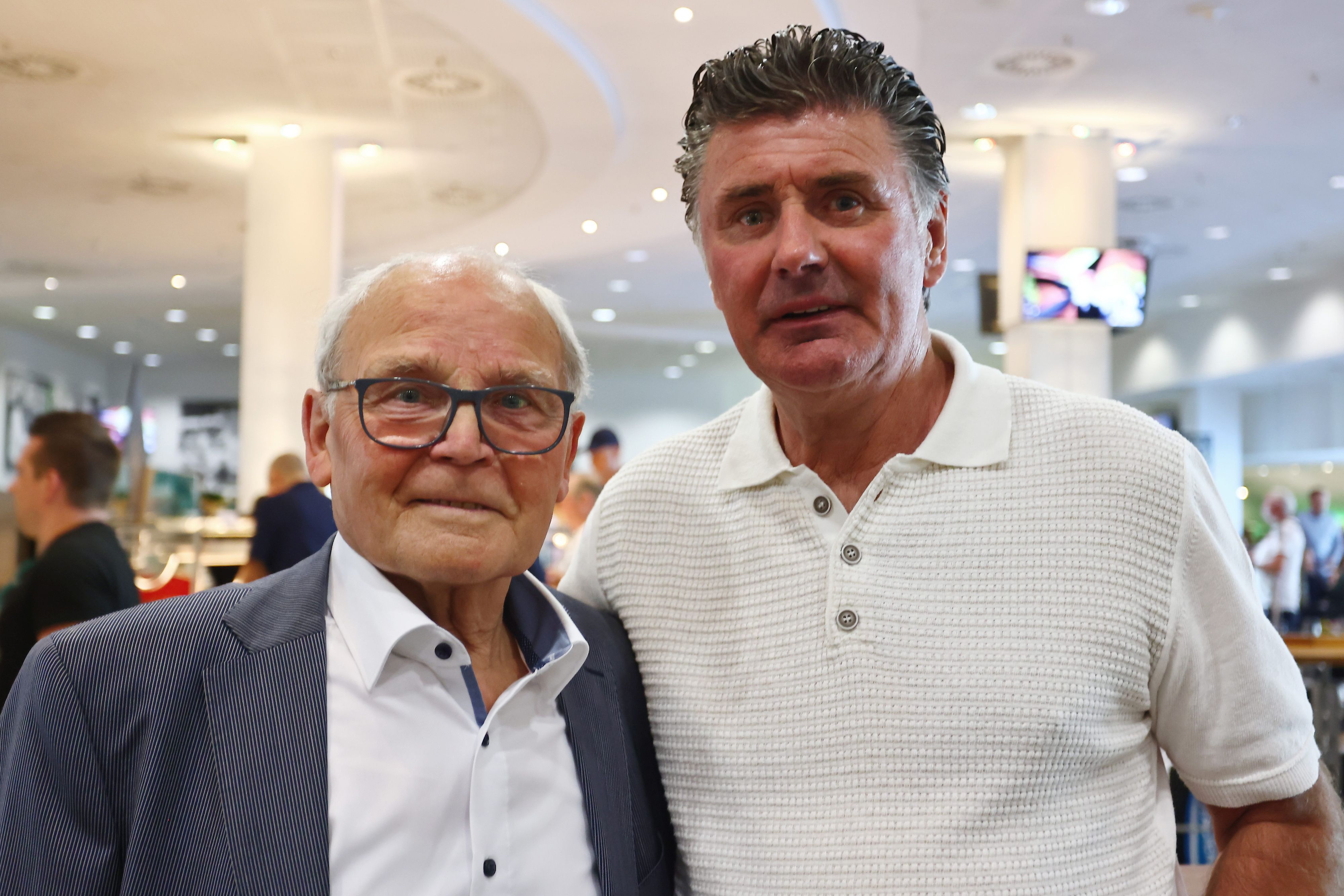Herbert Laumen (l.) und Wilfried Hannes, beide ehemalige Spieler von Borussia Mönchengladbach, posieren beim Treffen der ehemaligen Nationalspieler am Dienstagabend (14. Juni 2022) im Borussia-Park für ein Foto.
