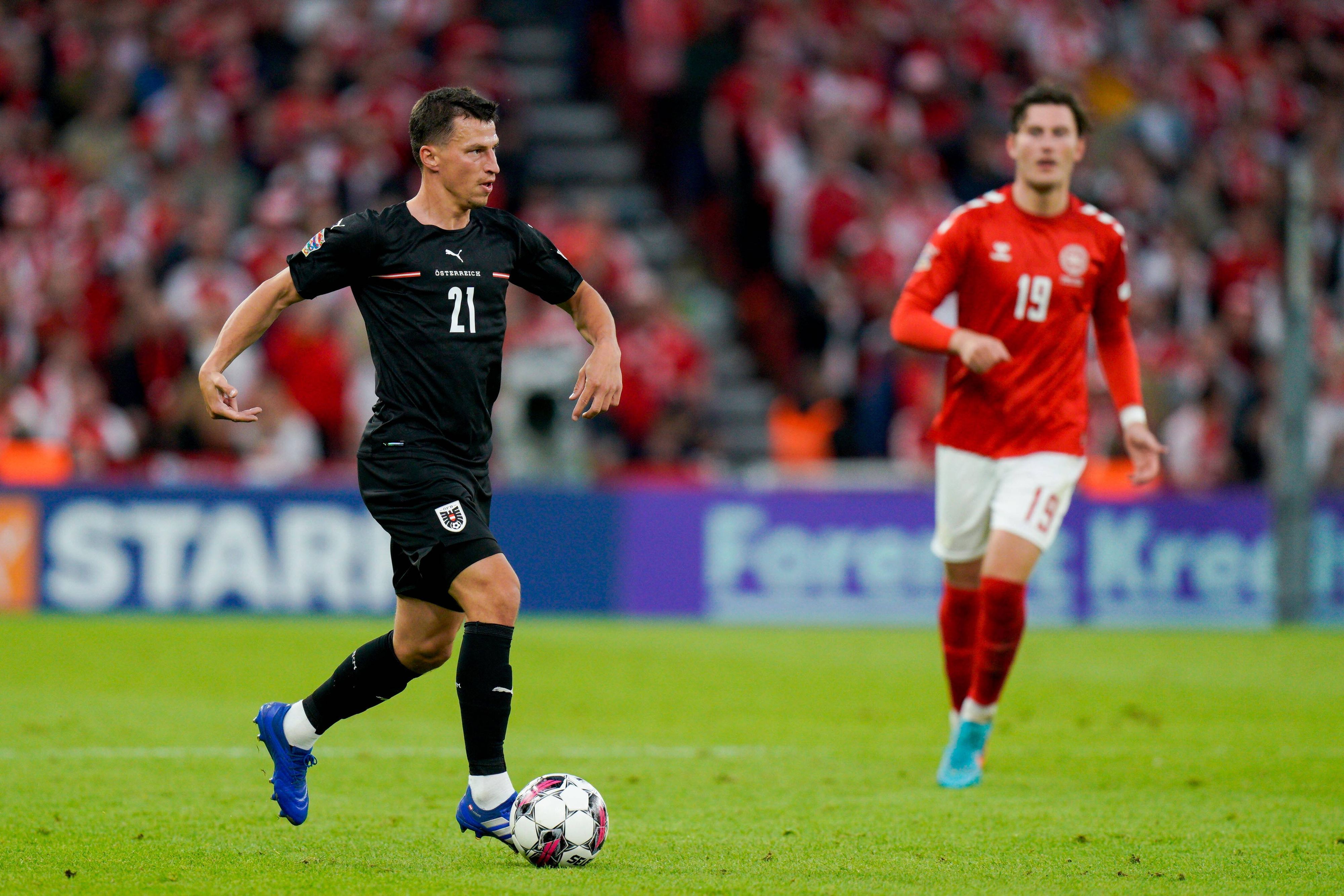 Stefan Lainer (l.), Verteidiger von Borussia Mönchengladbach, bei seinem Einsatz für die österreichische Nationalmannschaft in Dänemark am 13. Juni 2022.