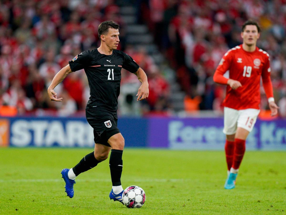 Stefan Lainer (l.), Verteidiger von Borussia Mönchengladbach, bei seinem Einsatz für die österreichische Nationalmannschaft in Dänemark am 13. Juni 2022.