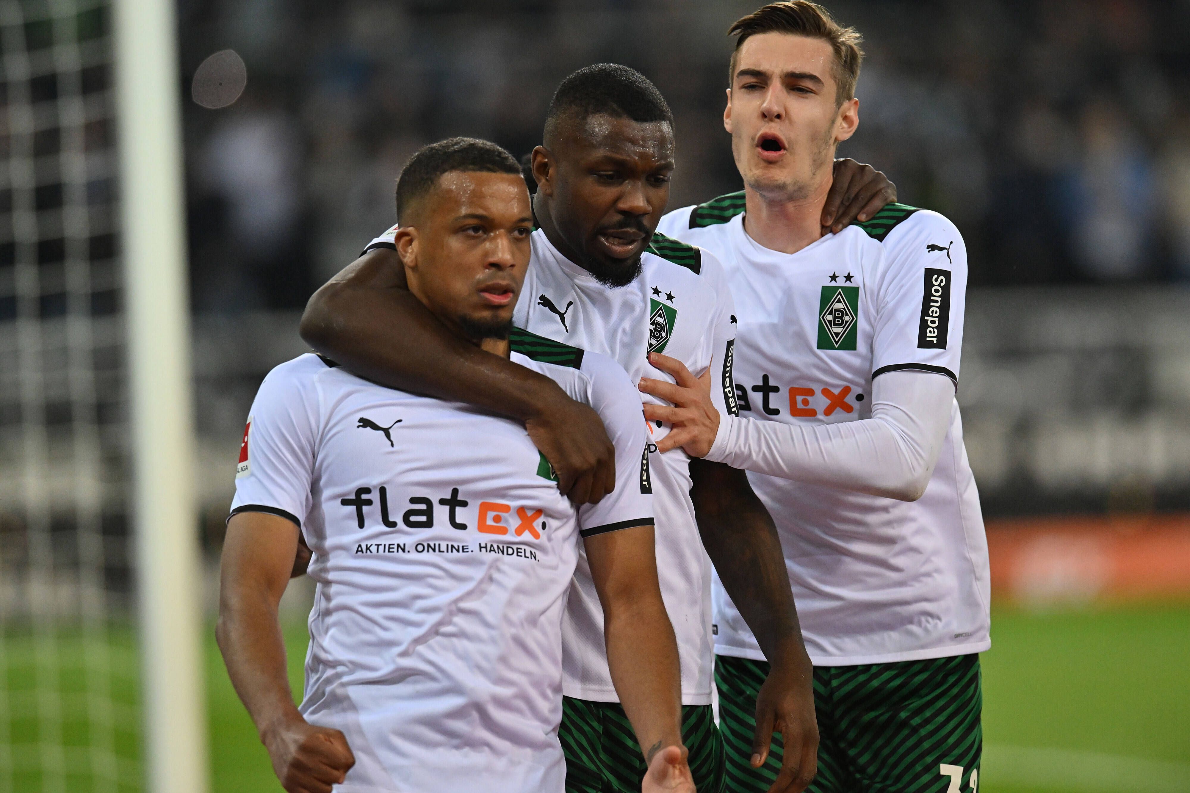 Die Gladbach-Profis Alassane Plea, Marcus Thuram und Florian Neuhaus (v.l.n.r.) am 12. März 2022 im Bundesliga-Duell gegen Hertha BSC im Borussia-Park. Sie bejubeln ein Tor für Gladbach.