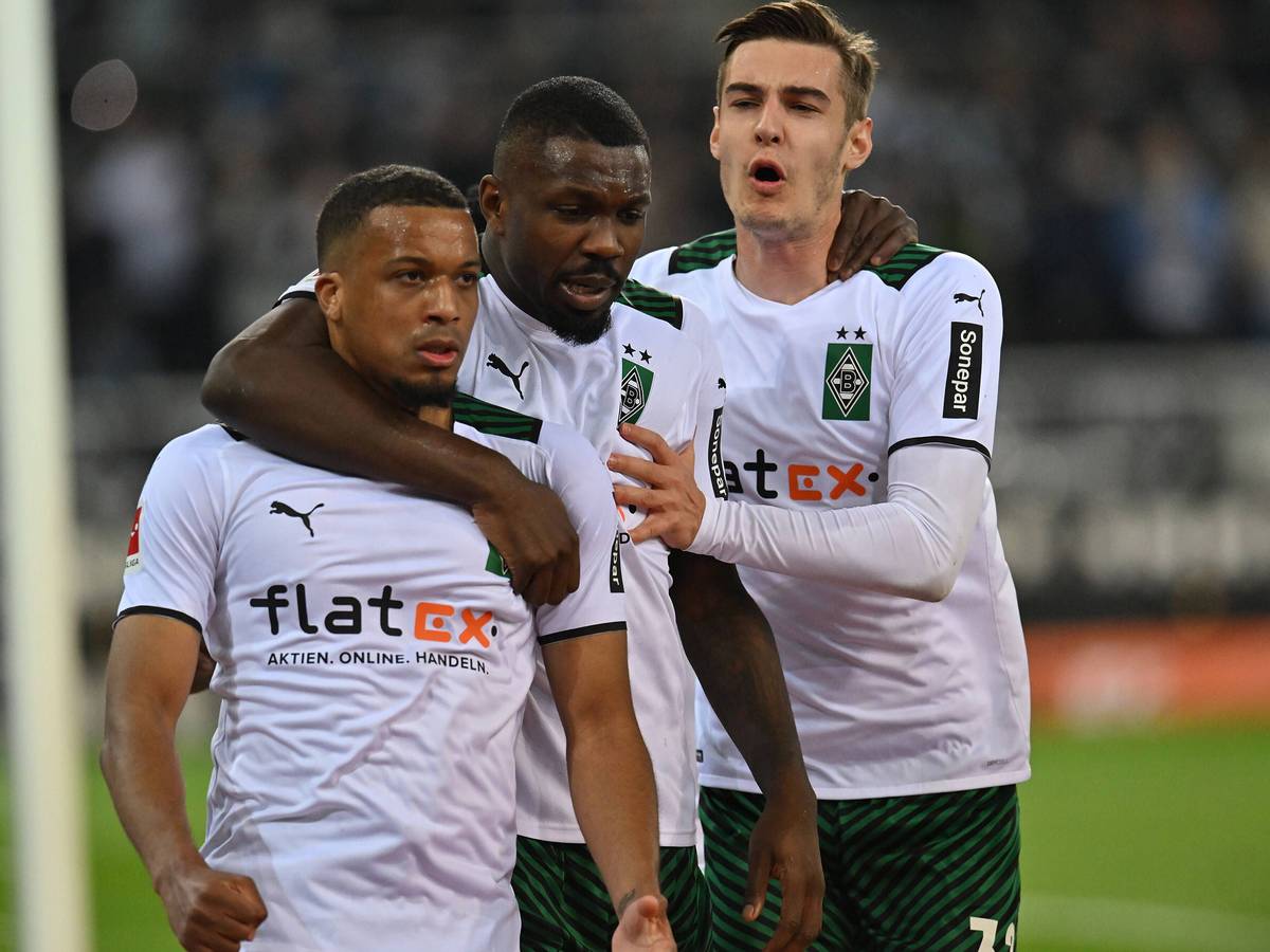 Die Gladbach-Profis Alassane Plea, Marcus Thuram und Florian Neuhaus (v.l.n.r.) am 12. März 2022 im Bundesliga-Duell gegen Hertha BSC im Borussia-Park. Sie bejubeln ein Tor für Gladbach.