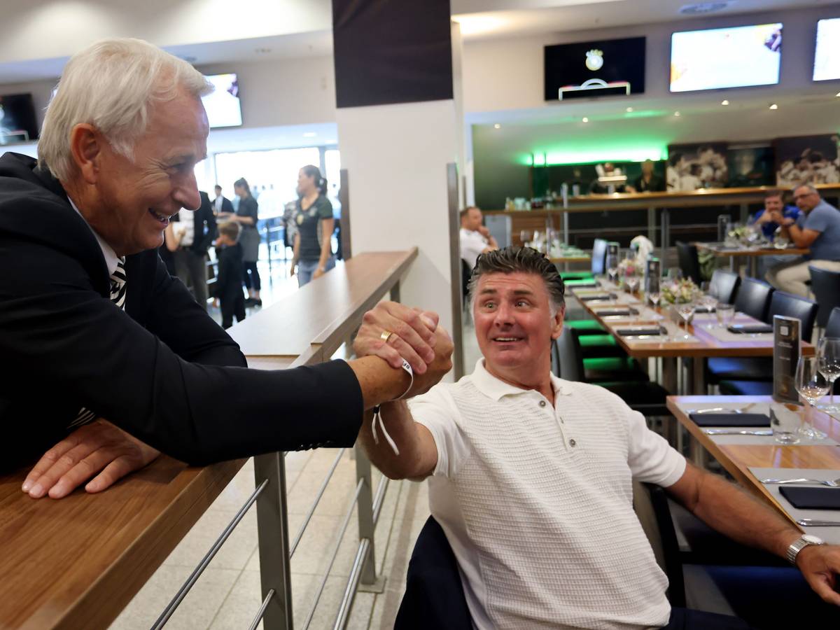 Rainer Bonhof (l.), Vize-Präsident von Borussia Mönchengladbach, und Wilfried Hannes (r.) begrüßen einander beim Treffen der ehemaligen Nationalspieler am Dienstagabend (14. Juni 2022) im Borussia-Park.