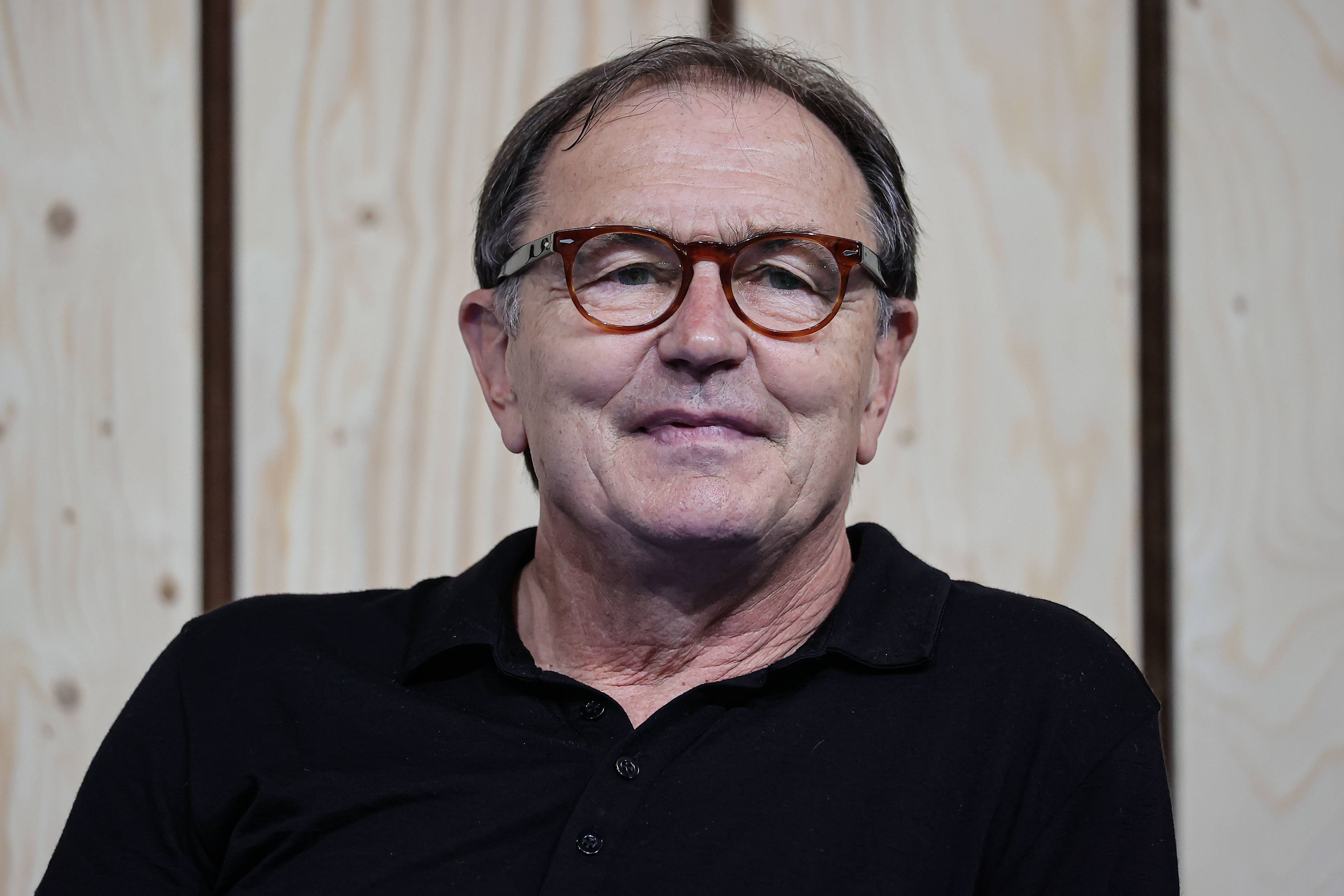 Ewald Lienen, ehemaliger Spieler und -trainer von Borussia Mönchengladbach am 28. August 2021 bei einer Podiumsdiskussion auf der Düsseldorfer Messe „Caravan Salon“ seelig lächelnd.