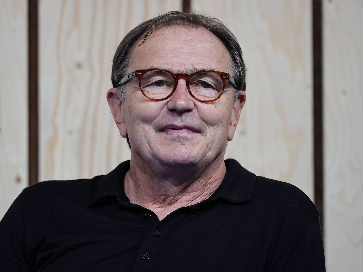 Ewald Lienen, ehemaliger Spieler und -trainer von Borussia Mönchengladbach am 28. August 2021 bei einer Podiumsdiskussion auf der Düsseldorfer Messe „Caravan Salon“ seelig lächelnd.