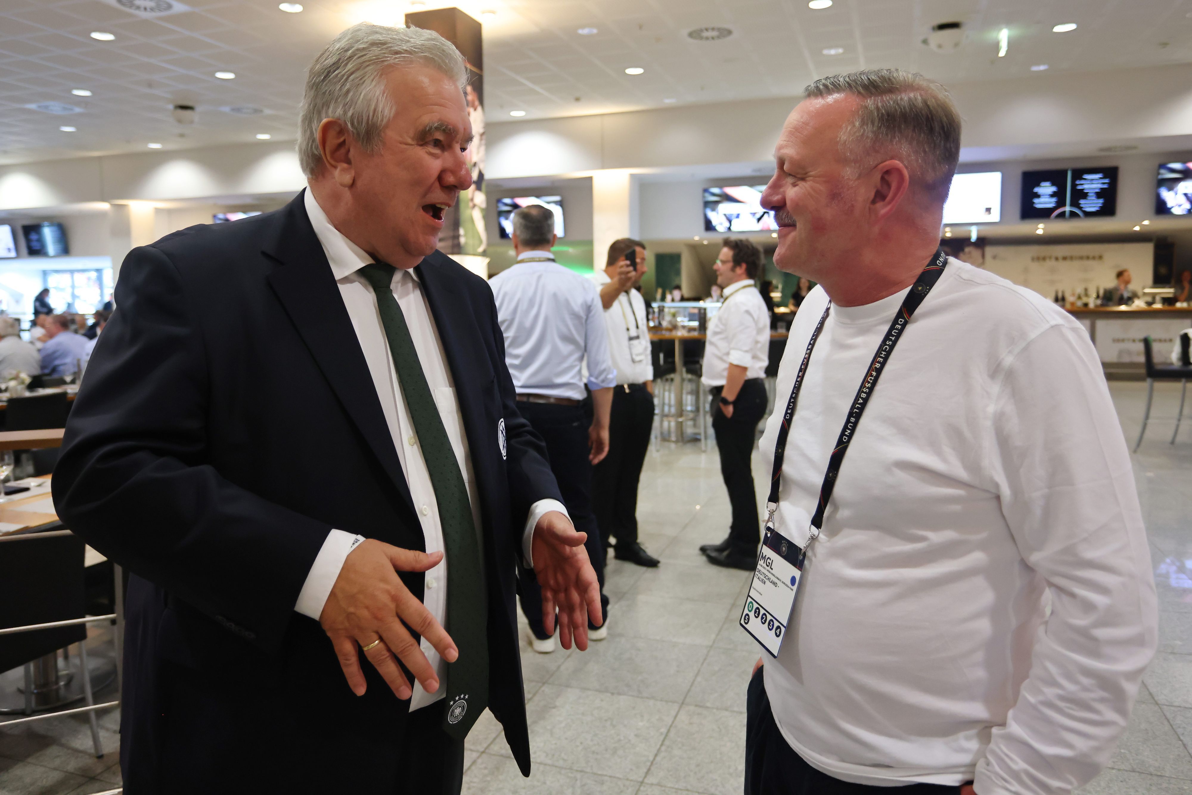 Roland Virkus, Sportdirektor von Borussia Mönchengladbach (r.) begrüßt Peter Frymuth, Vize-Präsident des DFB.