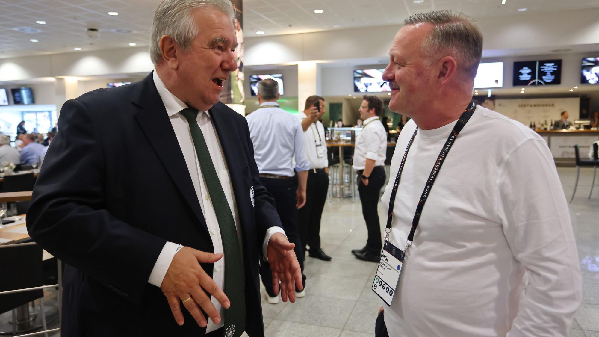 Roland Virkus, Sportdirektor von Borussia Mönchengladbach (r.) begrüßt Peter Frymuth, Vize-Präsident des DFB.