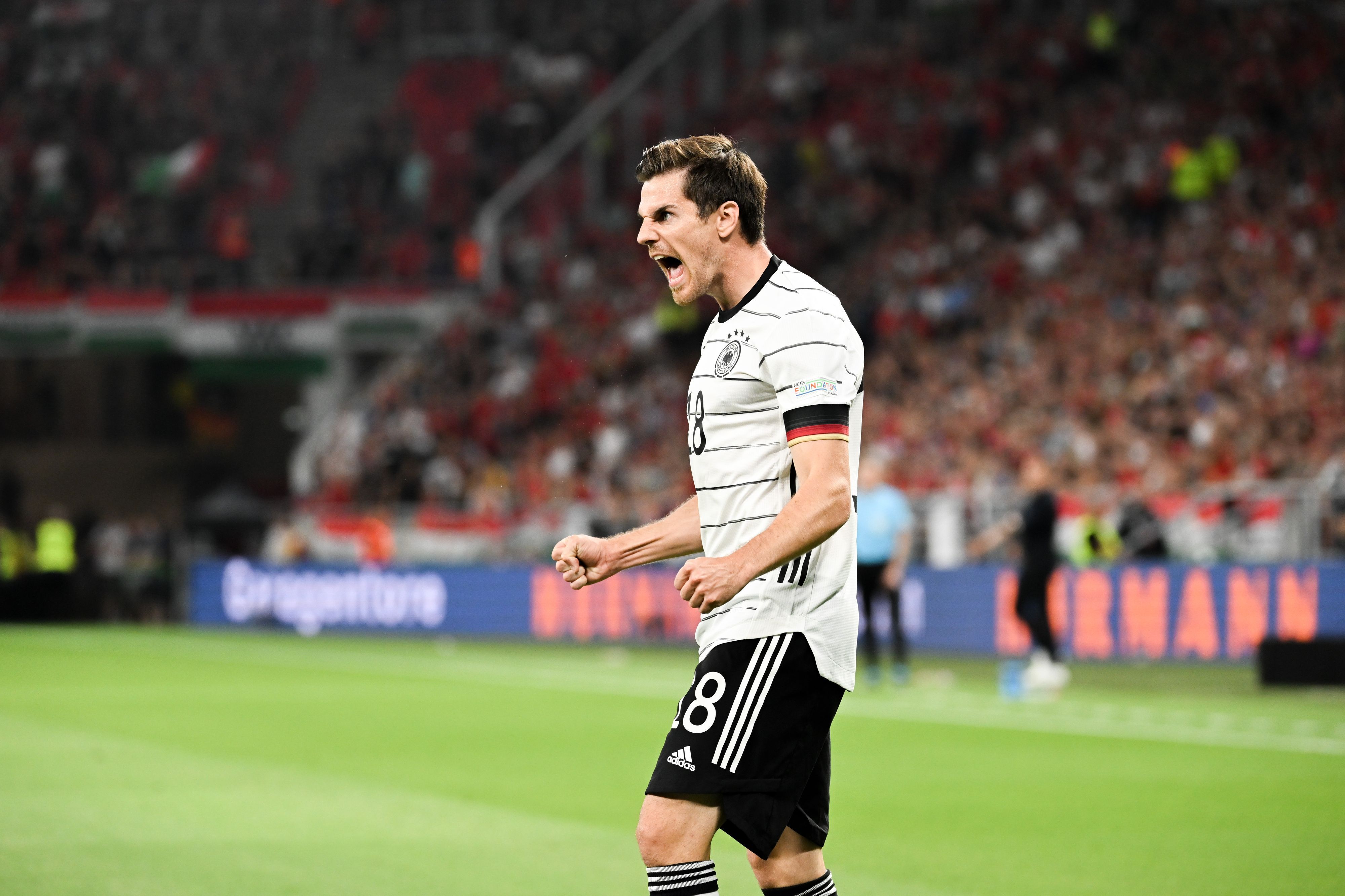 DFB-Nationalspieler Jonas Hofmann, der bei Borussia Mönchengladbach unter Vertrag steht, bejubelt am 11. Juni 2022 in der UEFA Nations League seinen Treffer im Duell gegen Ungarn. Hofmann ballt die Fäuste und schreit seine Freude heraus.
