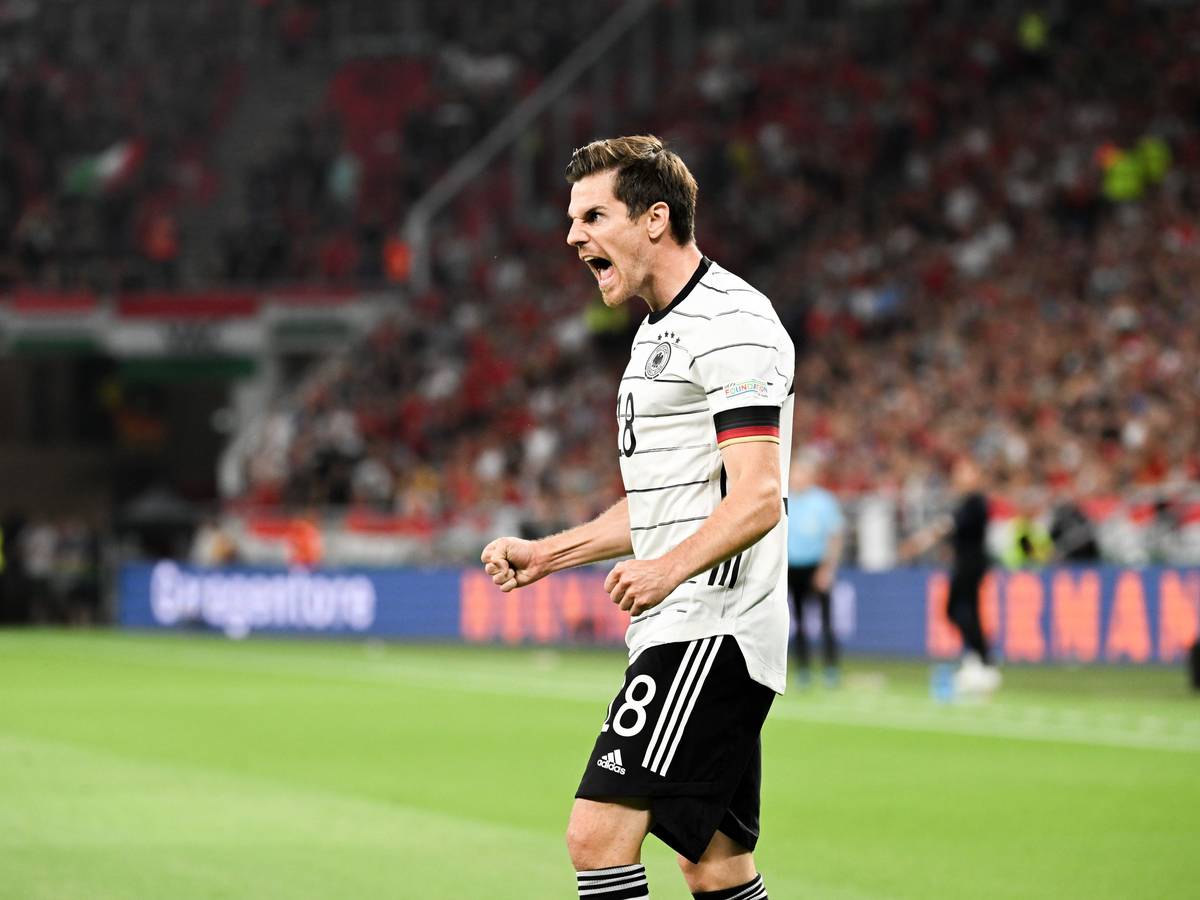 DFB-Nationalspieler Jonas Hofmann, der bei Borussia Mönchengladbach unter Vertrag steht, bejubelt am 11. Juni 2022 in der UEFA Nations League seinen Treffer im Duell gegen Ungarn. Hofmann ballt die Fäuste und schreit seine Freude heraus.