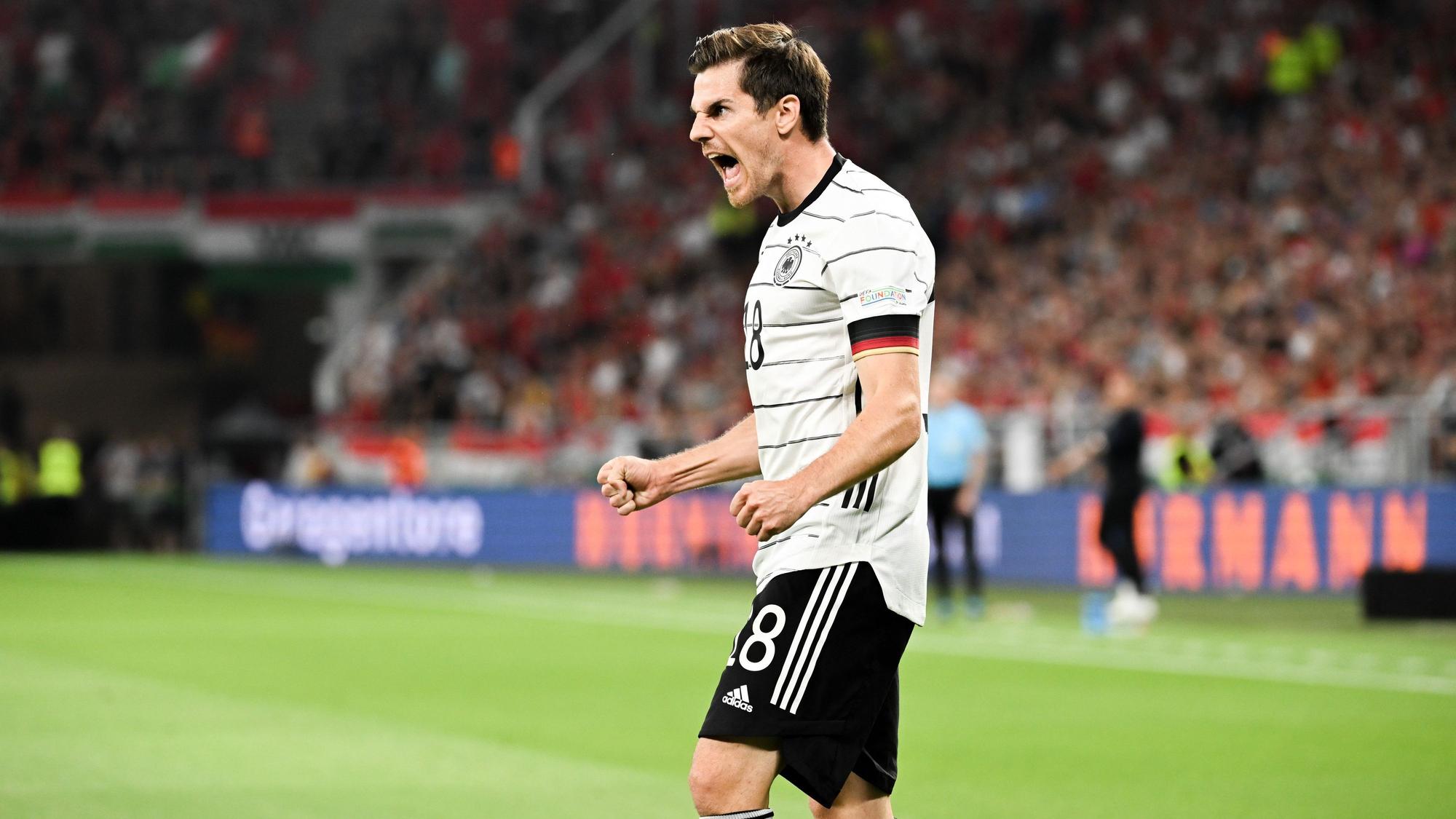 DFB-Nationalspieler Jonas Hofmann, der bei Borussia Mönchengladbach unter Vertrag steht, bejubelt am 11. Juni 2022 in der UEFA Nations League seinen Treffer im Duell gegen Ungarn. Hofmann ballt die Fäuste und schreit seine Freude heraus.