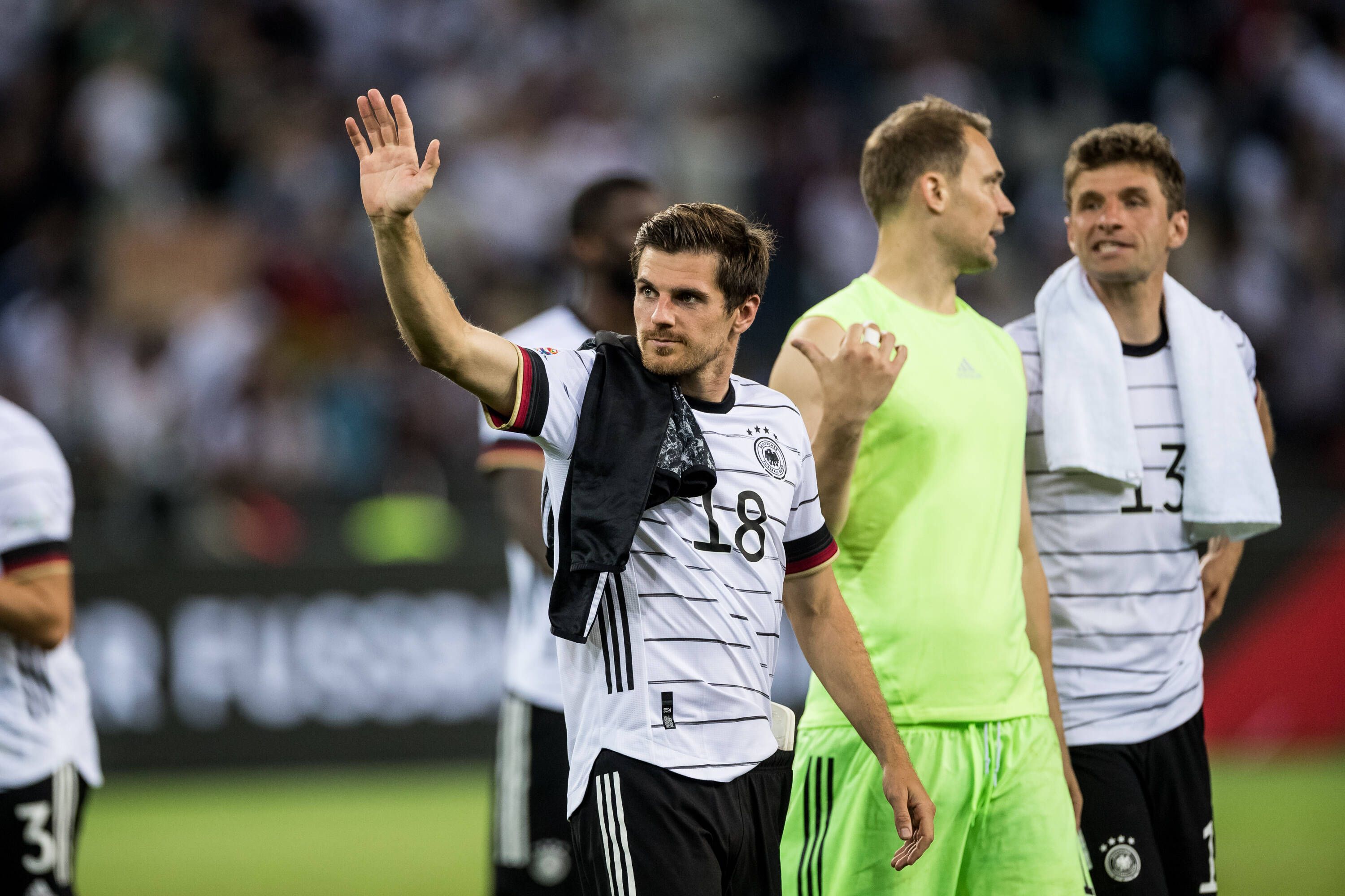 Jonas Hofmann von Borussia Mönchengladbach winkt nach dem Nations-League-Sieg der deutschen Nationalmannschaft gegen Italien am Dienstag (15. Juni 2022) ins Publikum.