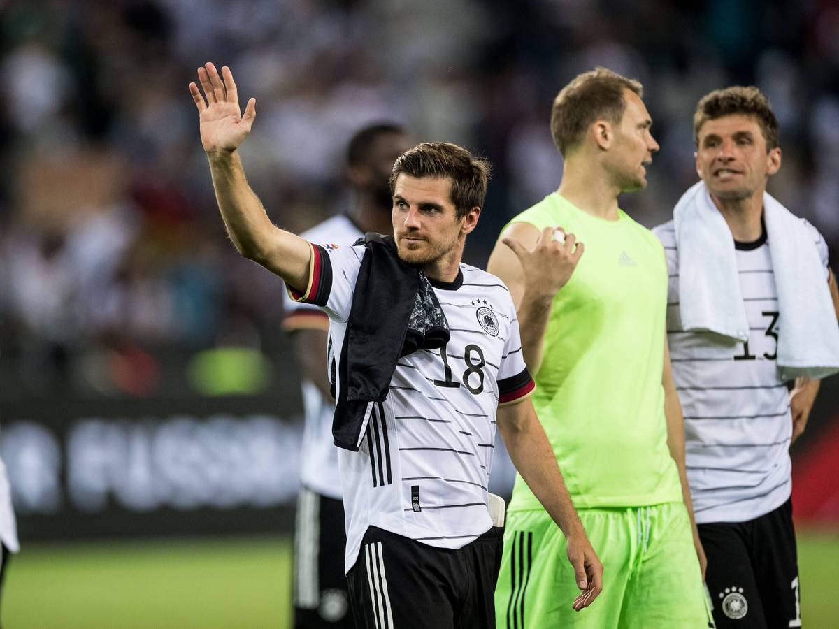 Jonas Hofmann von Borussia Mönchengladbach winkt nach dem Nations-League-Sieg der deutschen Nationalmannschaft gegen Italien am Dienstag (15. Juni 2022) ins Publikum.