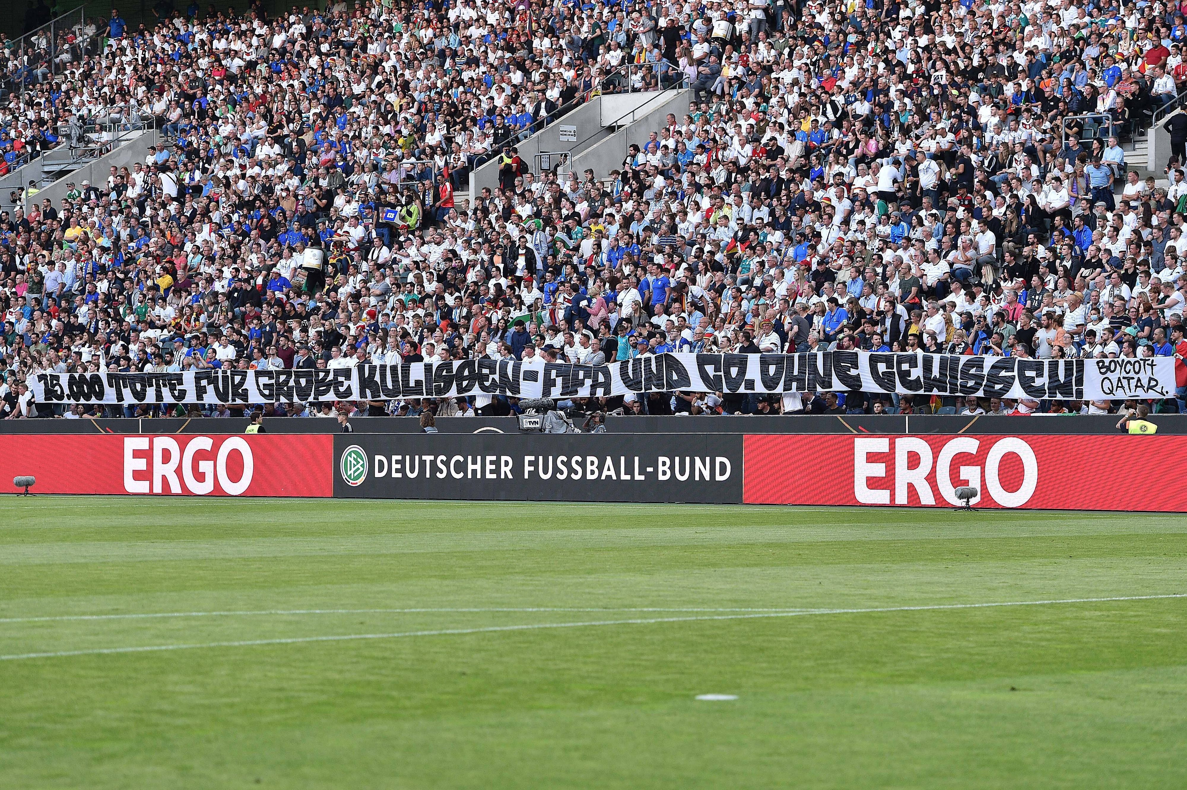 Fußball UEFA Nations League Deutschland - Italien am 14.06.2022 im Borussia-Park in Mönchengladbach Banner im Deutschland Fanblock mit der Aufschrift: 15.000 Tote für große Kulissen - FIFA und Co. ohne Gewissen Boycott Qatar / Katar DFB regulations prohibit any use of photographs as image sequences and/or quasi-video. *** Soccer UEFA Nations League Germany Italy on 14 06 2022 at Borussia Park in Mönchengladbach banner in Germany fan block with the inscription 15 000 dead for great scenery FIFA and Co without conscience boycott Qatar Qatar DFB regulations prohibit any use of photographs as image sequences and or quasi video xHDx