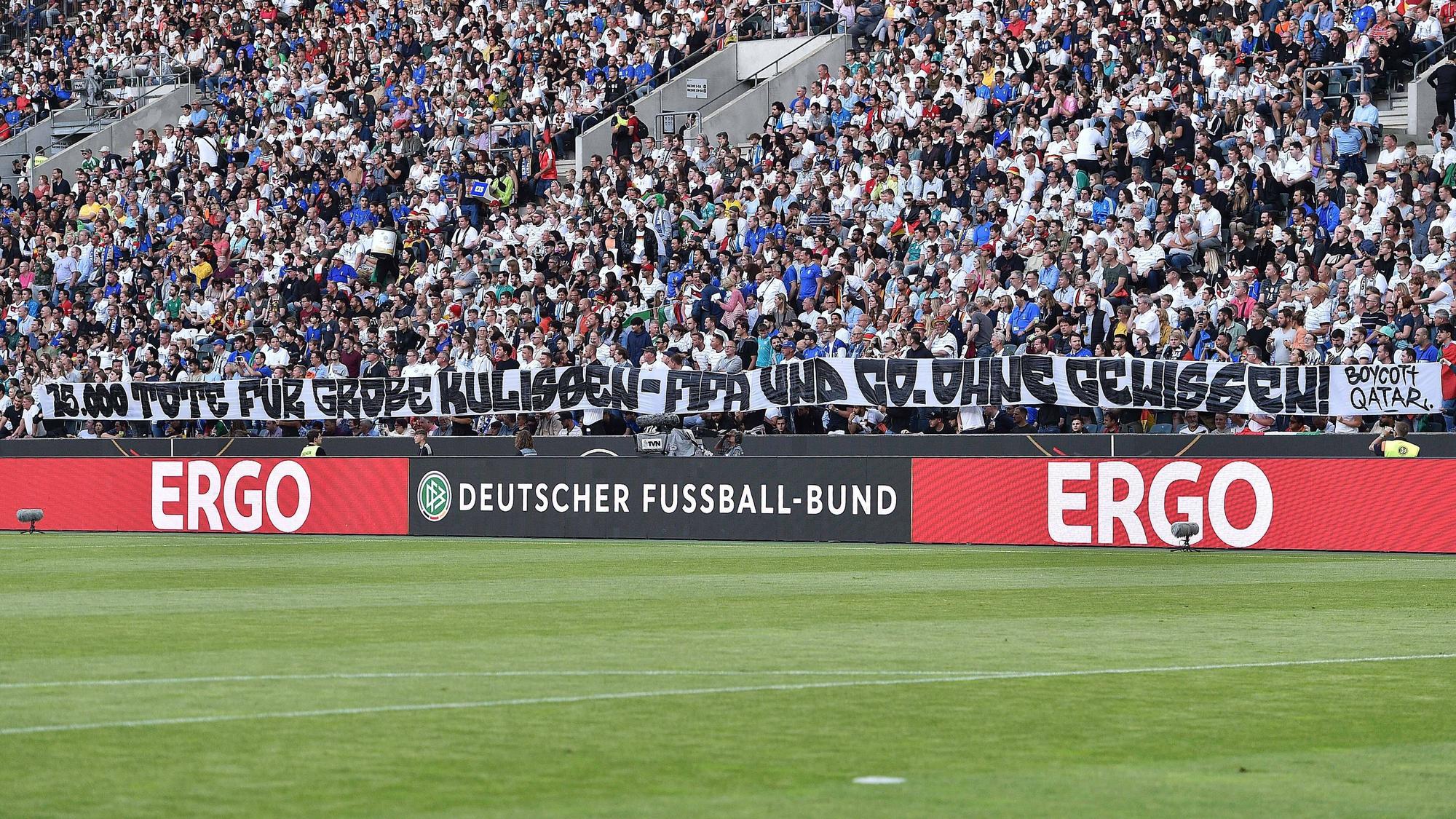 Fußball UEFA Nations League Deutschland - Italien am 14.06.2022 im Borussia-Park in Mönchengladbach Banner im Deutschland Fanblock mit der Aufschrift: 15.000 Tote für große Kulissen - FIFA und Co. ohne Gewissen Boycott Qatar / Katar DFB regulations prohibit any use of photographs as image sequences and/or quasi-video. *** Soccer UEFA Nations League Germany Italy on 14 06 2022 at Borussia Park in Mönchengladbach banner in Germany fan block with the inscription 15 000 dead for great scenery FIFA and Co without conscience boycott Qatar Qatar DFB regulations prohibit any use of photographs as image sequences and or quasi video xHDx