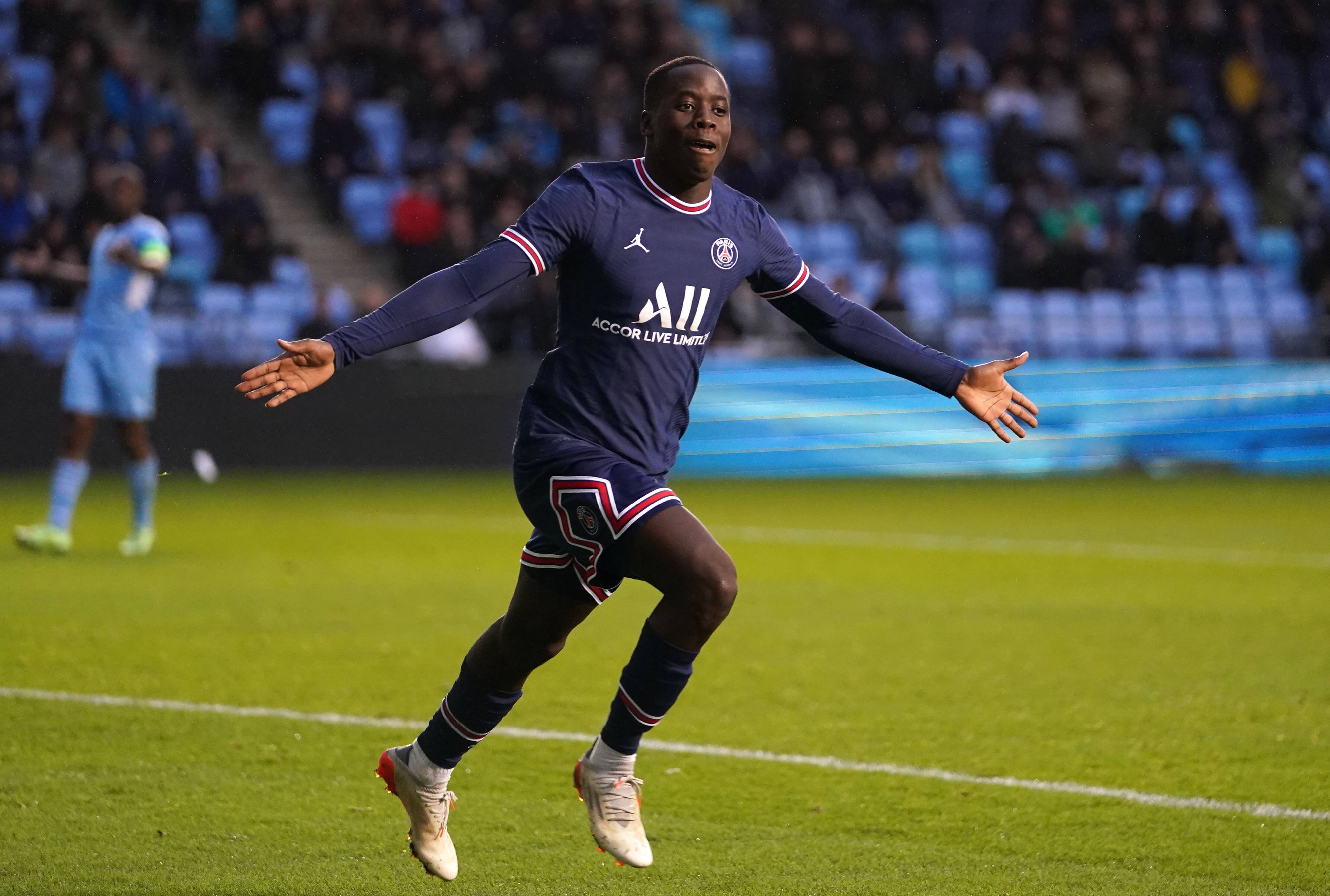 Djeidi Gassama von Paris Saint-Germain, hier am 24. November 2021 beim Youth-League-Spiel gegen Manchester City beim Torjubel, soll das Interesse von Borussia Mönchengladbach geweckt haben.
