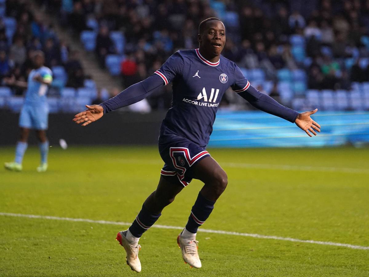 Djeidi Gassama von Paris Saint-Germain, hier am 24. November 2021 beim Youth-League-Spiel gegen Manchester City beim Torjubel, soll das Interesse von Borussia Mönchengladbach geweckt haben.
