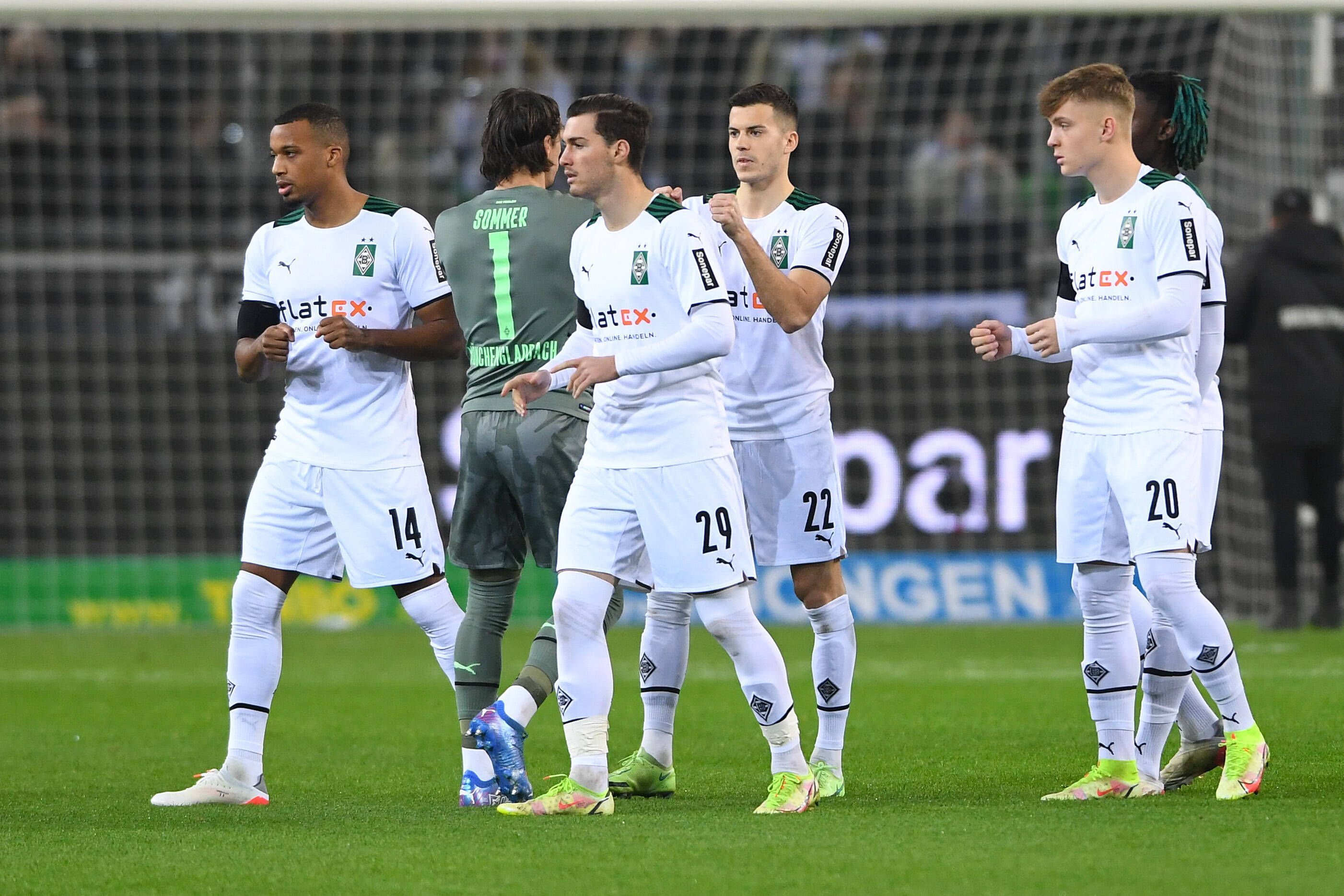 Joe Scally (Mitte) und Luca Netz (r.) von Borussia Mönchengladbach sind für die Auszeichnung Golden Boy nominiert. Das Foto zeigt sie gemeinsam mit ihren Teamkollegen Yann Sommer (2.v.l.), László Bénes (3.v.r) und Manu Koné (hinten) am 15. Dezember 2021 beim Heimspiel gegen Eintracht Frankfurt im Borussia-Park.