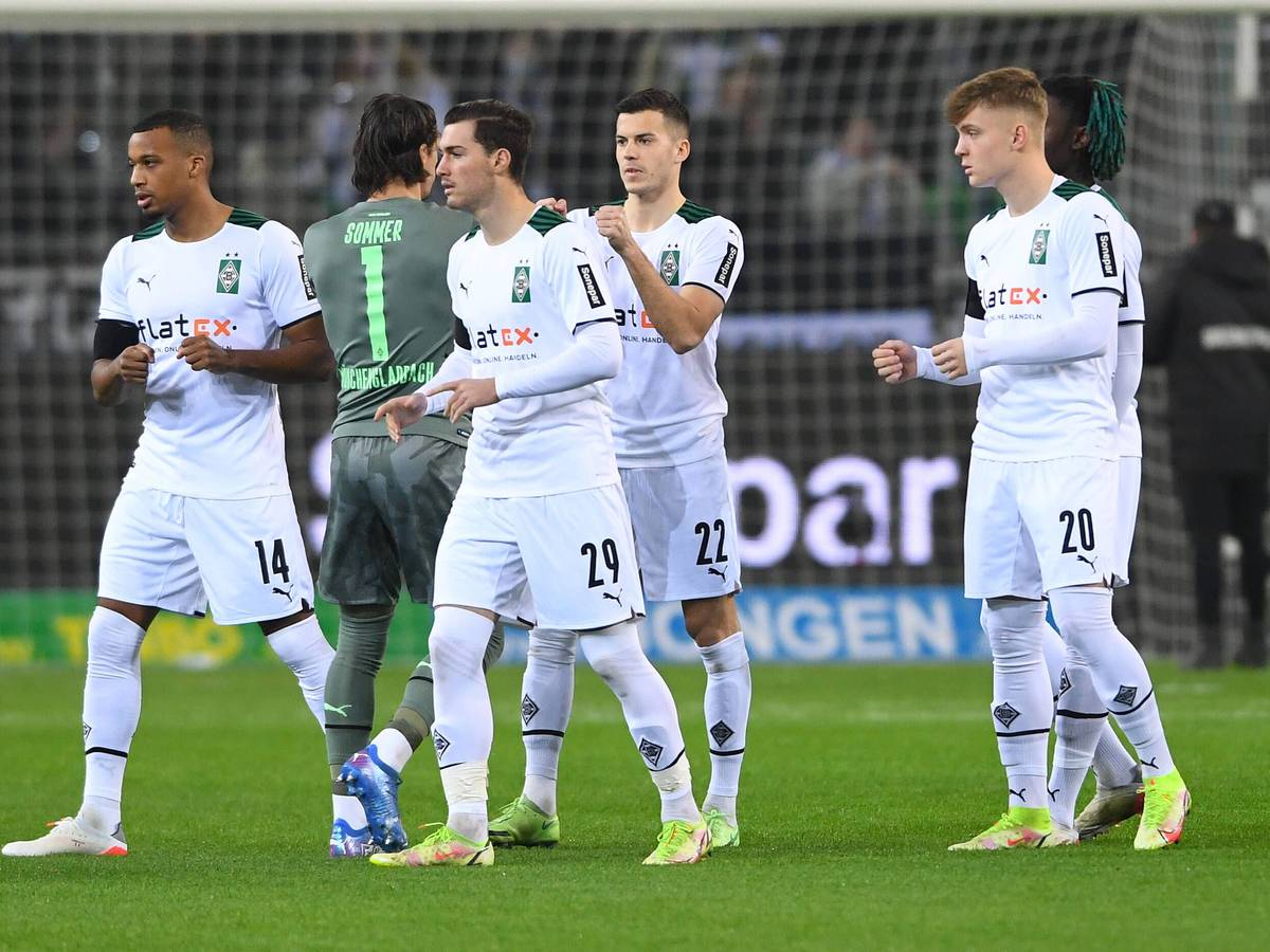 Joe Scally (Mitte) und Luca Netz (r.) von Borussia Mönchengladbach sind für die Auszeichnung Golden Boy nominiert. Das Foto zeigt sie gemeinsam mit ihren Teamkollegen Yann Sommer (2.v.l.), László Bénes (3.v.r) und Manu Koné (hinten) am 15. Dezember 2021 beim Heimspiel gegen Eintracht Frankfurt im Borussia-Park.