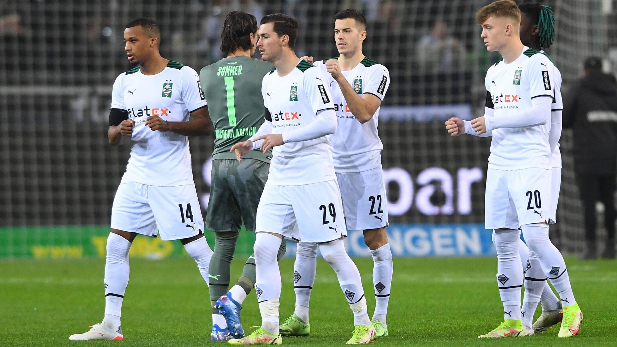 Joe Scally (Mitte) und Luca Netz (r.) von Borussia Mönchengladbach sind für die Auszeichnung Golden Boy nominiert. Das Foto zeigt sie gemeinsam mit ihren Teamkollegen Yann Sommer (2.v.l.), László Bénes (3.v.r) und Manu Koné (hinten) am 15. Dezember 2021 beim Heimspiel gegen Eintracht Frankfurt im Borussia-Park.