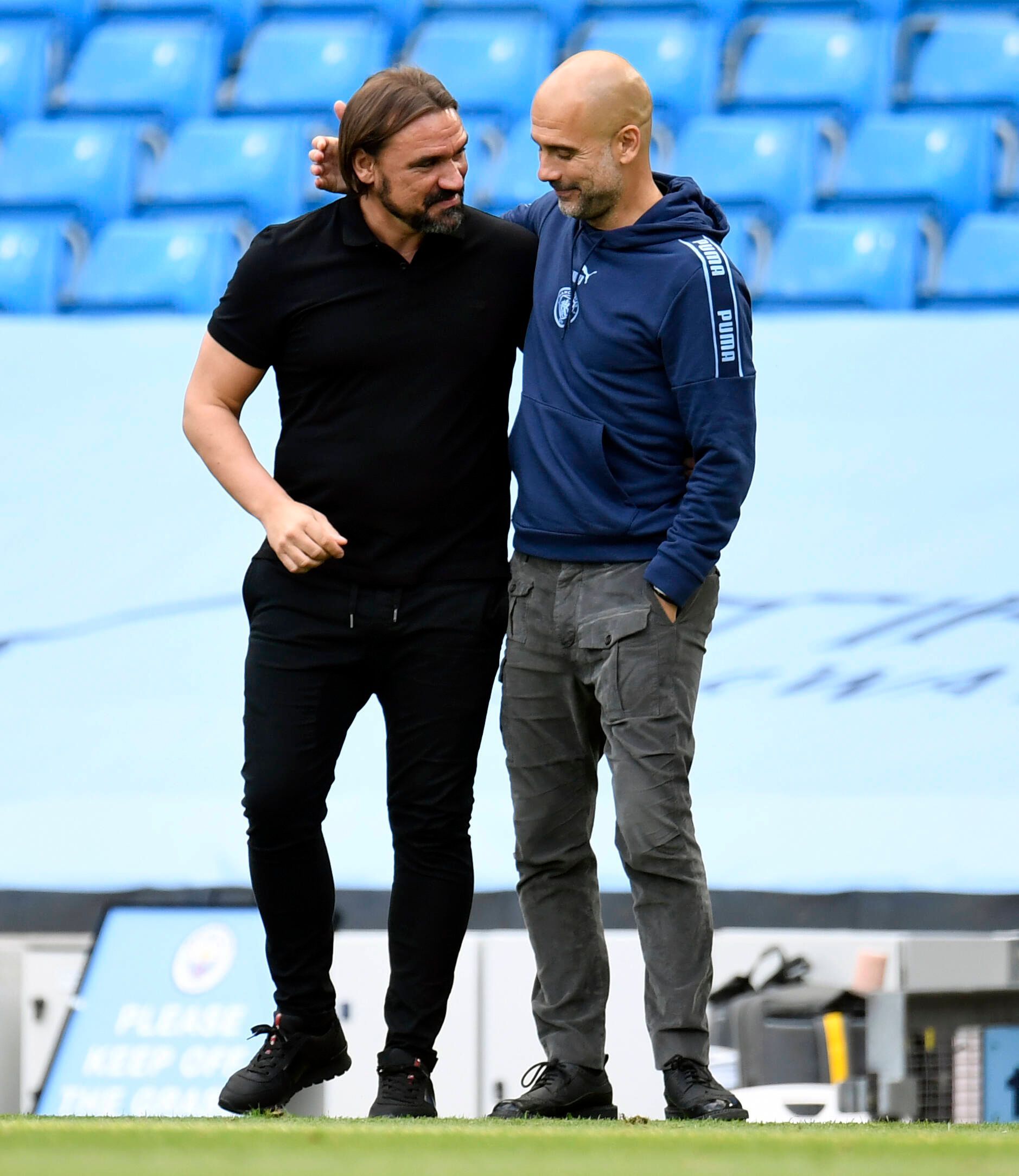 Daniel Farke (l.), ab der neuen Saison Coach von Borussia Mönchengladbach, und Pep Guardiola (r.), Trainer von Manchester City, verstehen sich seit der gemeinsamen Zeit in England bestens.
