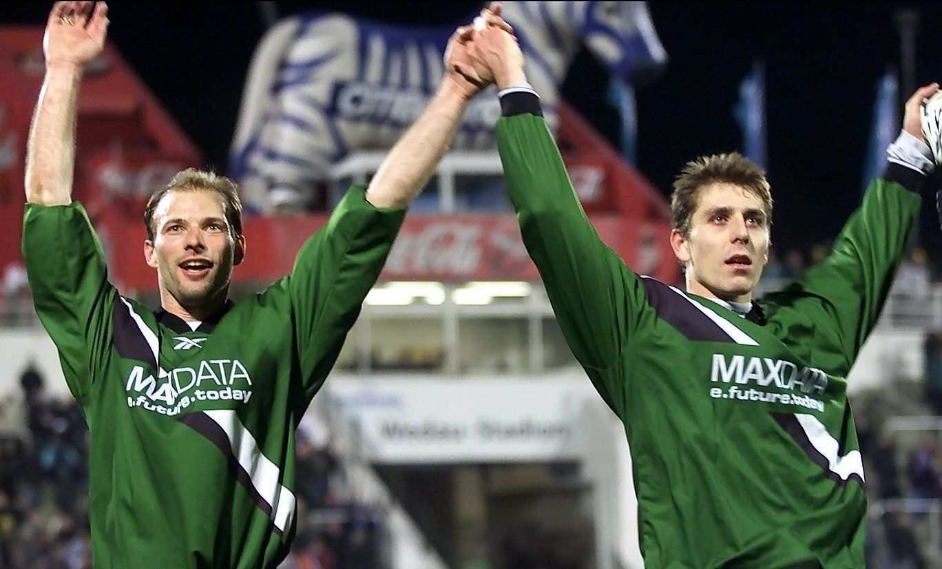 Igor Demo (re.) jubelt gemeinsam mit Arie van Lent (li.) und den Fans von Borussia Mönchengladbach. Dieses Foto stammt vom Auswärtssieg beim MSV Duisburg am 20. Dezember 2000.