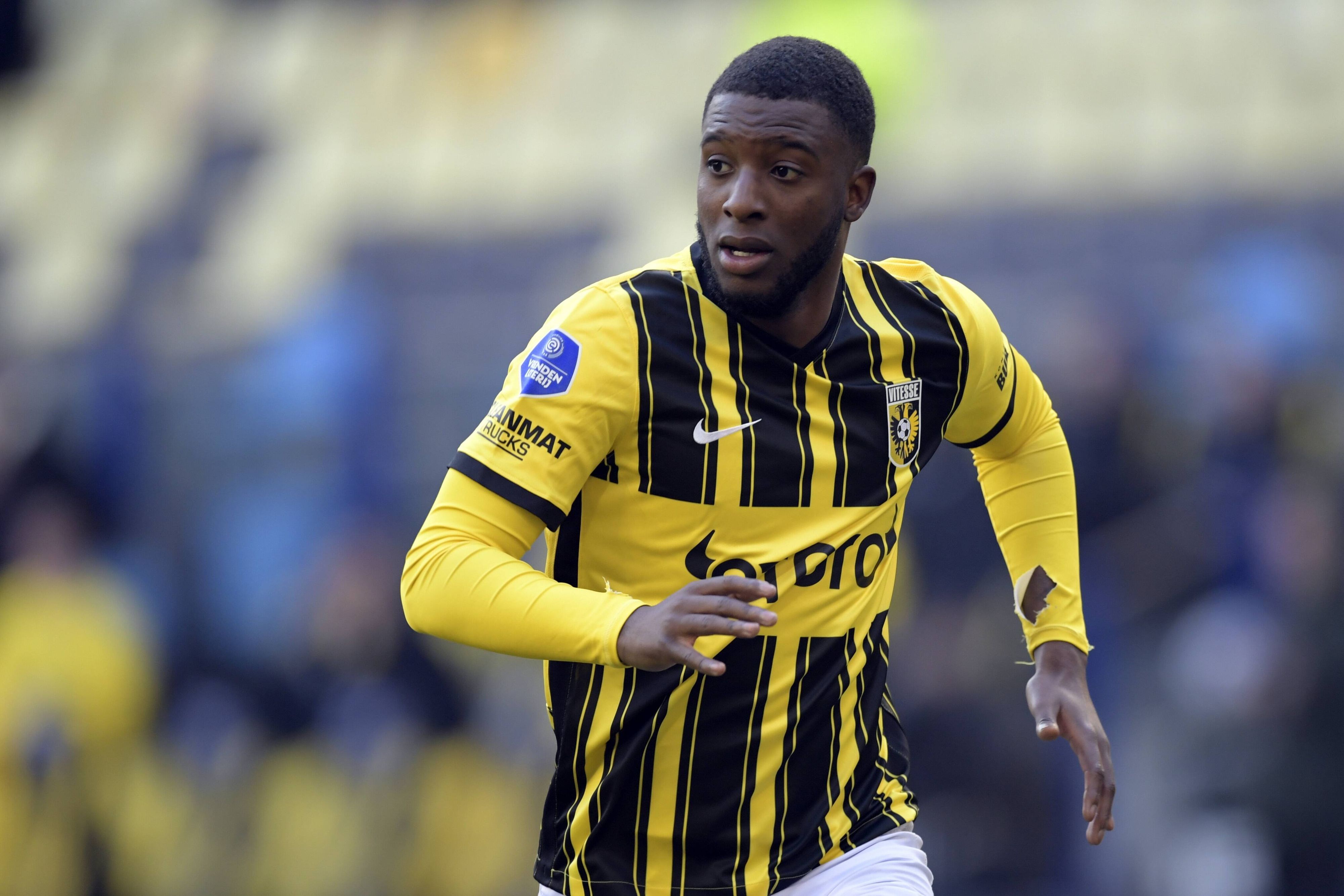 Riechedly Bazoer von Vitesse Arnheim soll vor einem Wechsel zu Fußball-Bundesligist Borussia Mönchengladbach stehen. Hier ist der Niederländer am 20. März 2022 beim Spiel gegen RKC Waalwijk zu sehen.