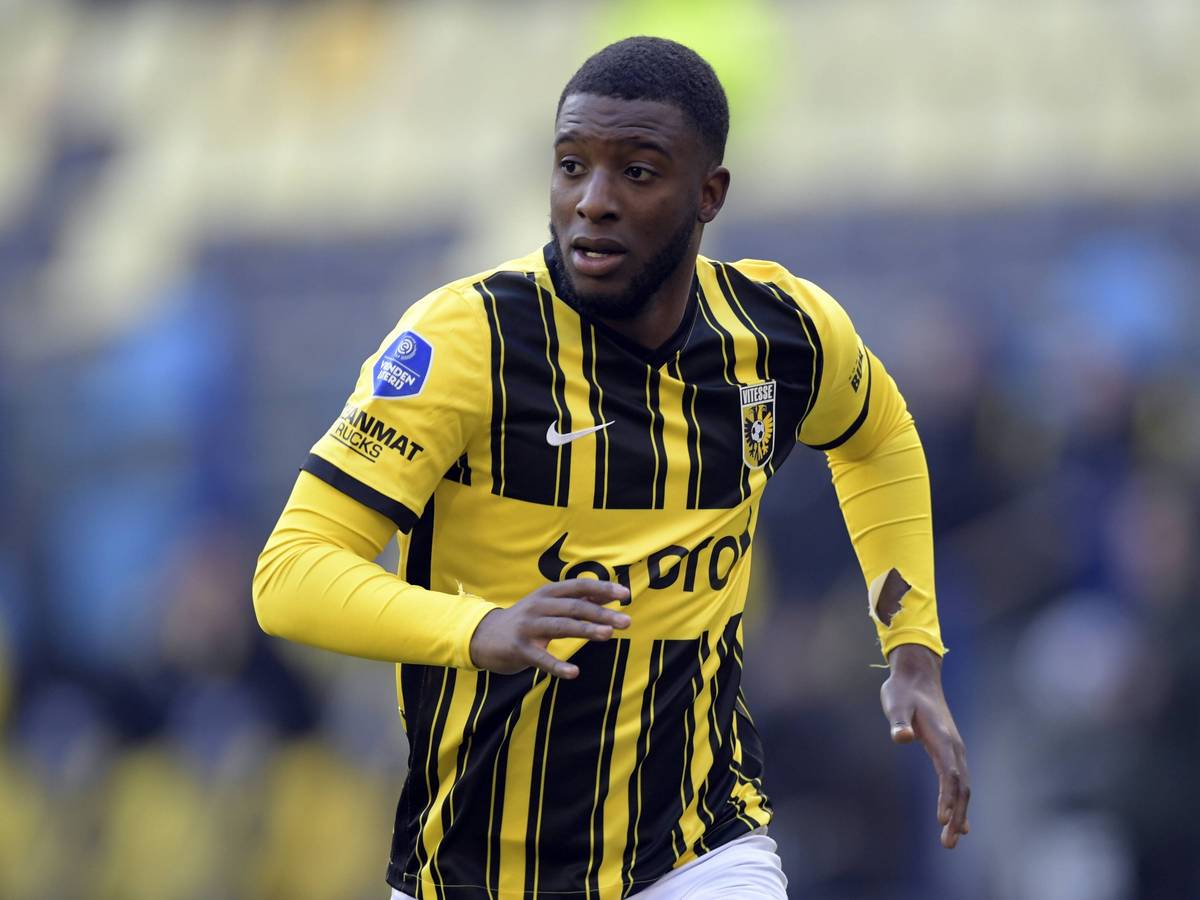 Riechedly Bazoer von Vitesse Arnheim soll vor einem Wechsel zu Fußball-Bundesligist Borussia Mönchengladbach stehen. Hier ist der Niederländer am 20. März 2022 beim Spiel gegen RKC Waalwijk zu sehen.