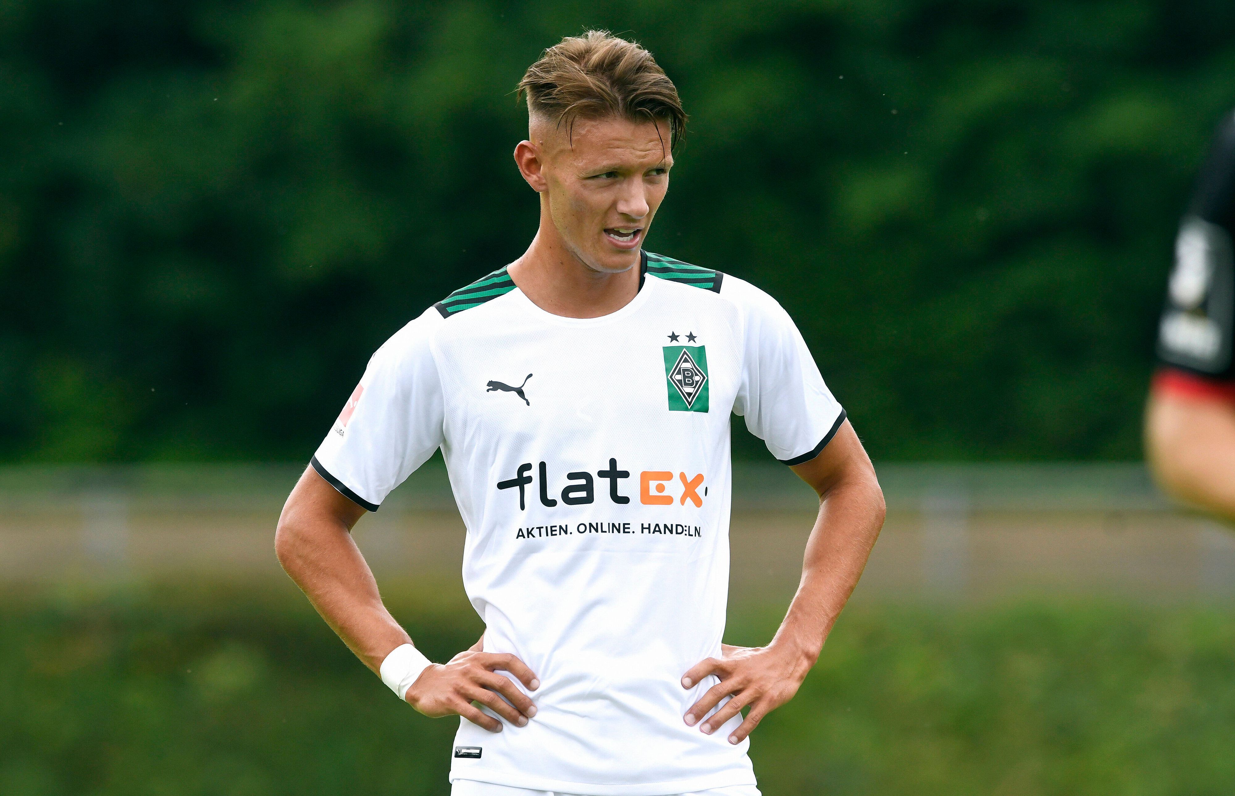 Hannes Wolf bei einem Testspiel zwischen Borussia Mönchengladbach und Viktoria Köln am 10. Juli 2021 im Rheydter Grenzlandstadion. Wolf hat die Hände an den Hüften und atmet durch.