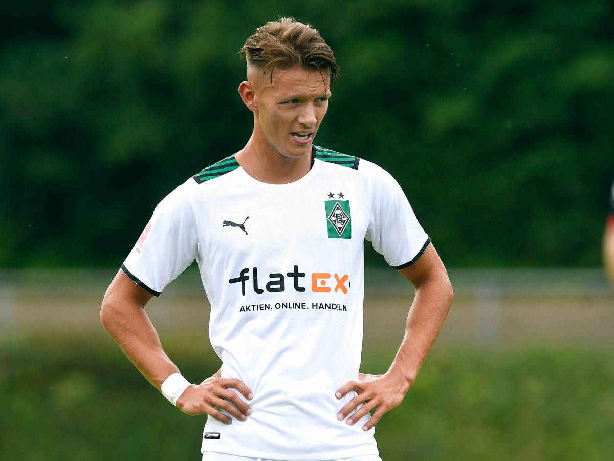 Hannes Wolf bei einem Testspiel zwischen Borussia Mönchengladbach und Viktoria Köln am 10. Juli 2021 im Rheydter Grenzlandstadion. Wolf hat die Hände an den Hüften und atmet durch.