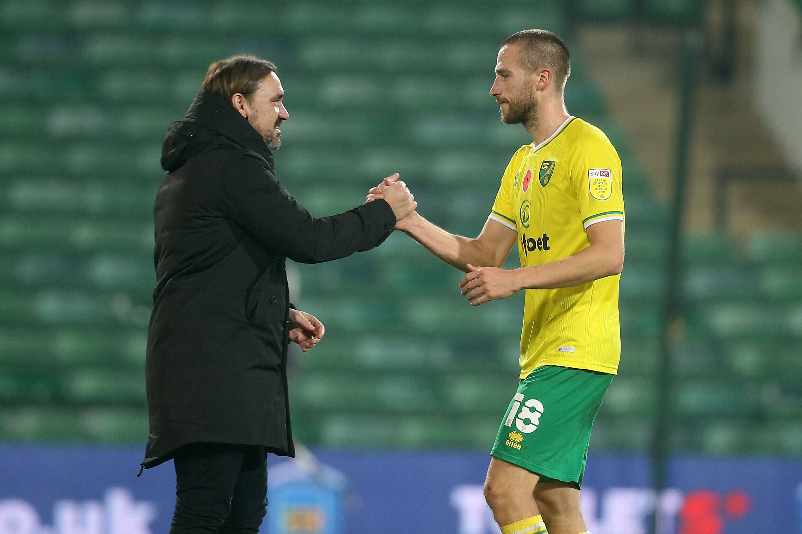 Daniel Farke (l.), Trainer von Borussia Mönchengladbach, noch als Coach von Norwich City beim Spiel gegen Swansea City mit seinem damaligen Spieler Marco Stiepermann (r.) beim Handshake.
