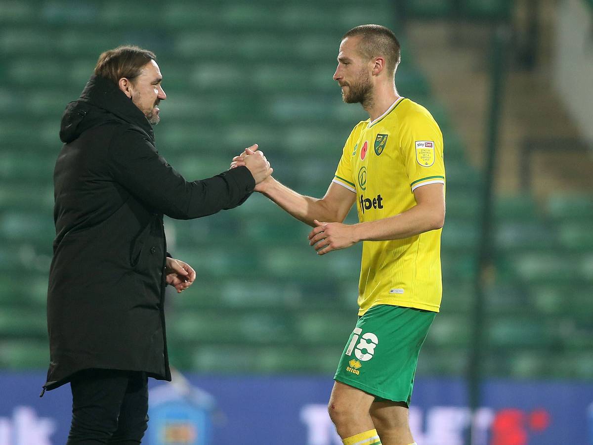 Daniel Farke (l.), Trainer von Borussia Mönchengladbach, noch als Coach von Norwich City beim Spiel gegen Swansea City mit seinem damaligen Spieler Marco Stiepermann (r.) beim Handshake.