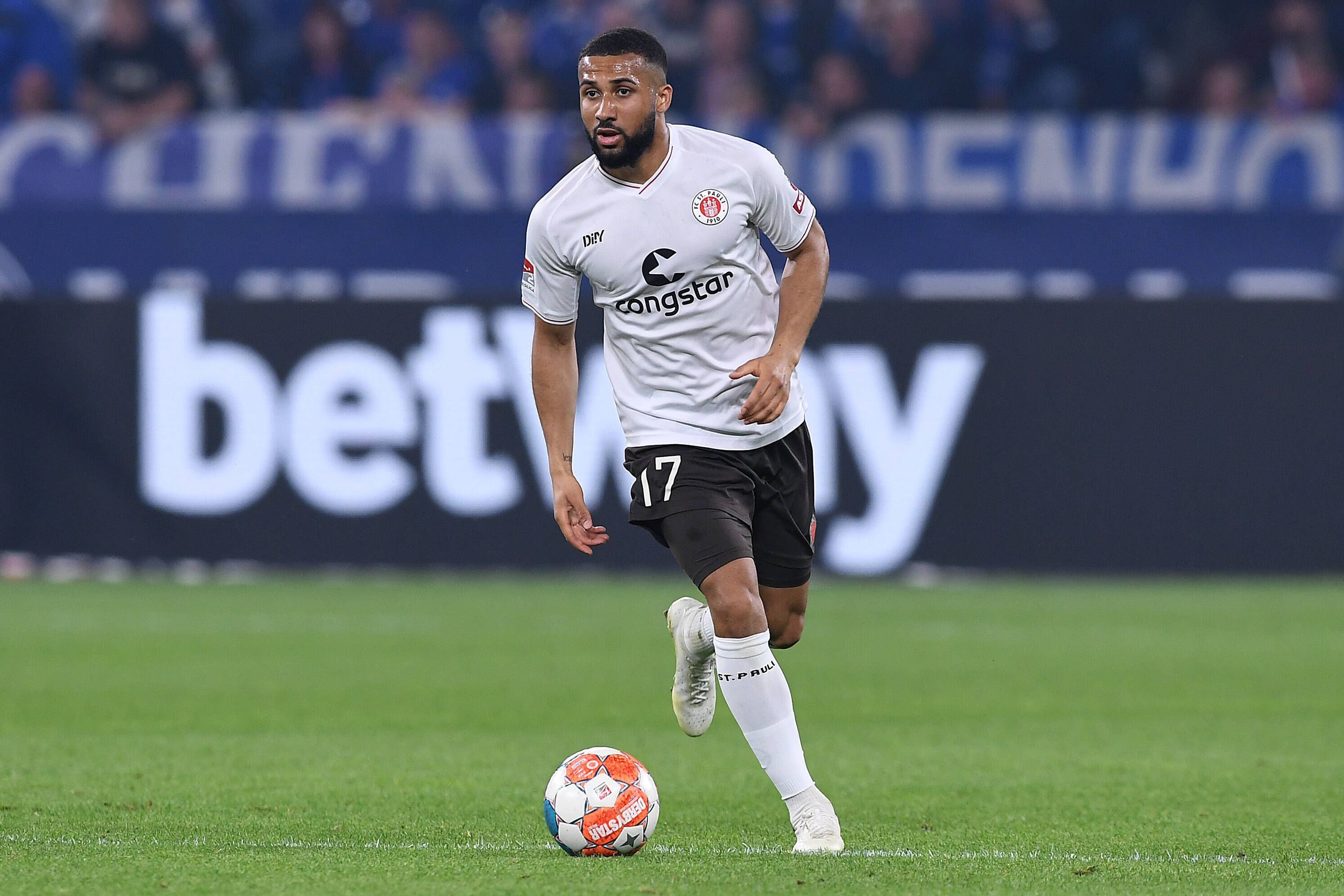 Daniel-Kofi Kyereh, hier am 7. Mai 2022 beim Auswärtsspiel des FC St. Pauli beim FC Schalke 04, steht angeblich auch bei Borussia Mönchengladbach auf der Wunschliste. Nun soll seine Zukunft entschieden sein.