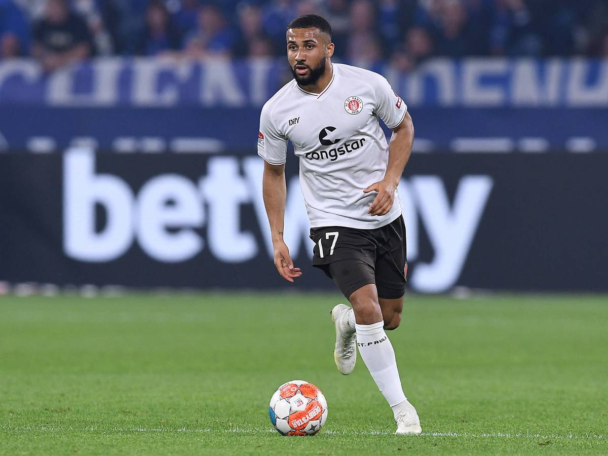 Daniel-Kofi Kyereh, hier am 7. Mai 2022 beim Auswärtsspiel des FC St. Pauli beim FC Schalke 04, steht angeblich auch bei Borussia Mönchengladbach auf der Wunschliste. Nun soll seine Zukunft entschieden sein.