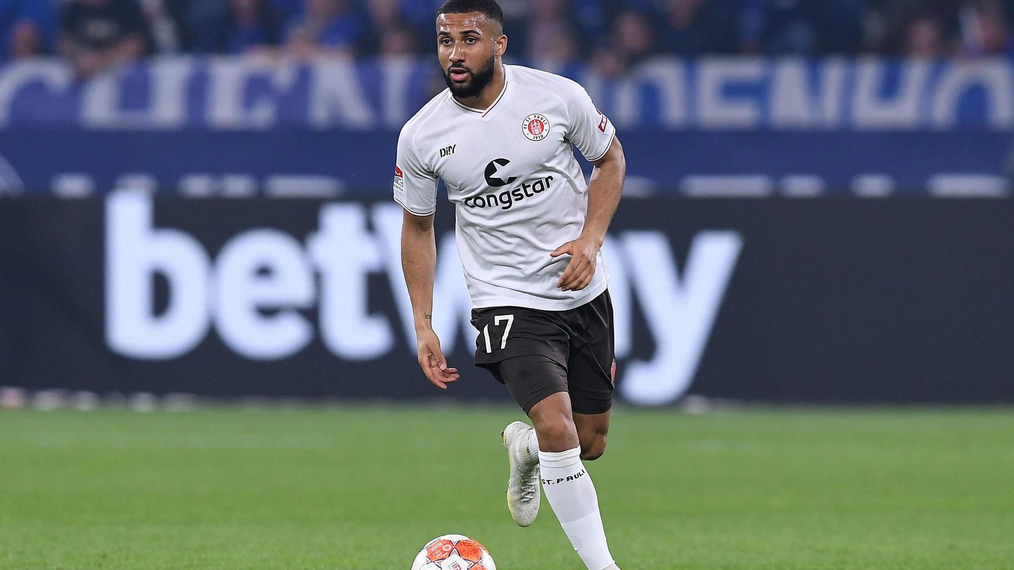 Daniel-Kofi Kyereh, hier am 7. Mai 2022 beim Auswärtsspiel des FC St. Pauli beim FC Schalke 04, steht angeblich auch bei Borussia Mönchengladbach auf der Wunschliste. Nun soll seine Zukunft entschieden sein.