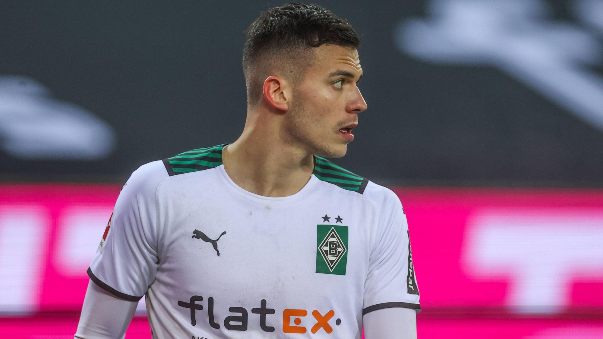 László Bénes von Borussia Mönchengladbach am 31. Oktober 2021 beim Bundesliga-Spiel gegen Eintracht Frankfurt im Borussia-Park.