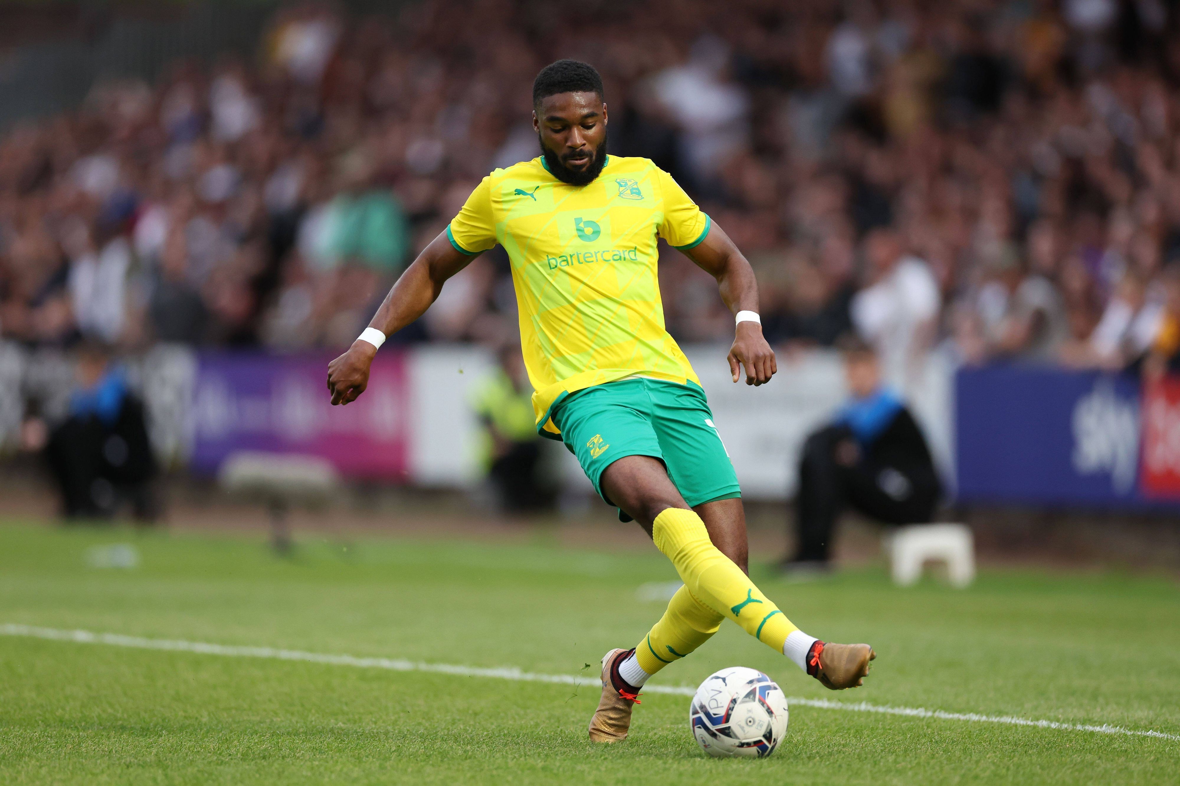 Mandela Egbo, ehemaliger Spieler von Borussia Mönchengladbach, bei einem Spiel mit Swindon Town gegen Port Vale am 19. Mai 2022.