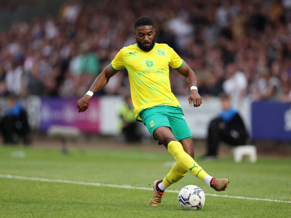 Mandela Egbo, ehemaliger Spieler von Borussia Mönchengladbach, bei einem Spiel mit Swindon Town gegen Port Vale am 19. Mai 2022.