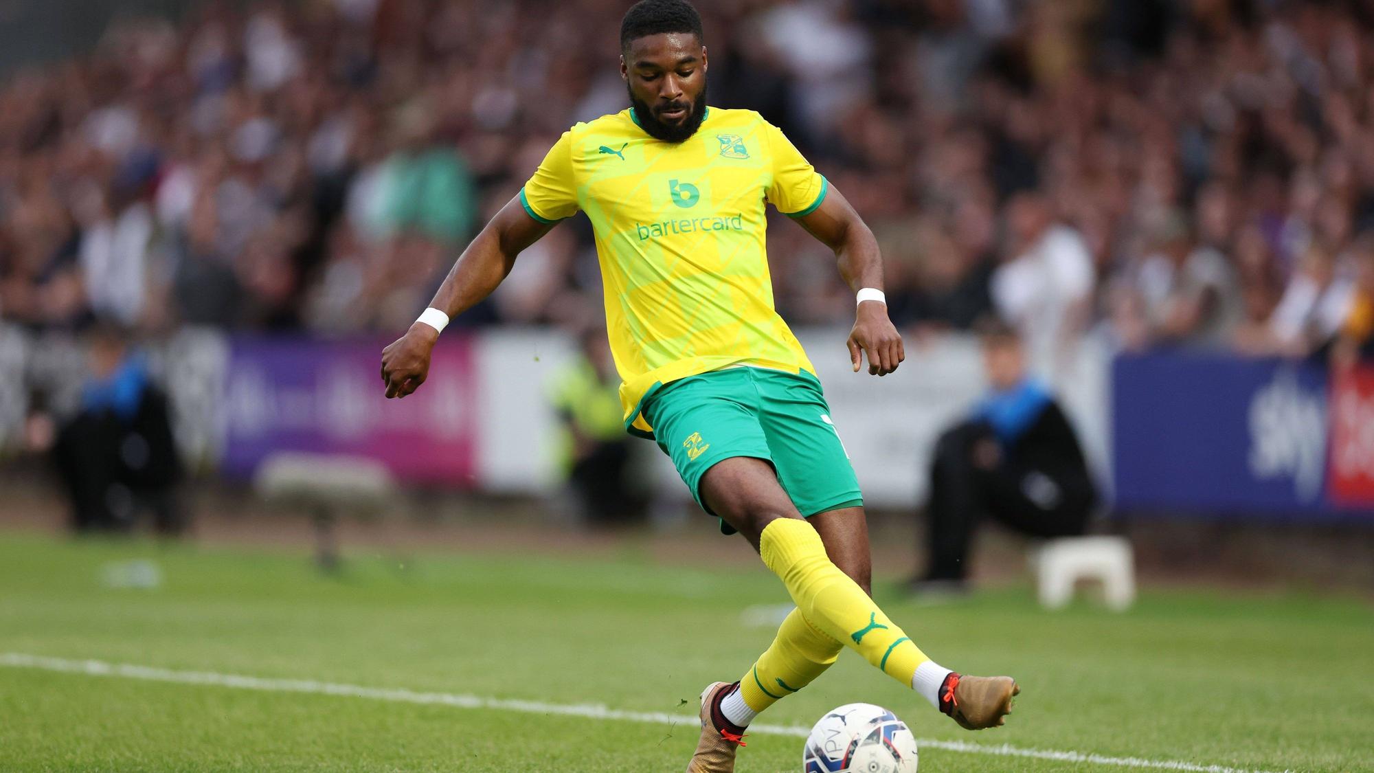 Mandela Egbo, ehemaliger Spieler von Borussia Mönchengladbach, bei einem Spiel mit Swindon Town gegen Port Vale am 19. Mai 2022.