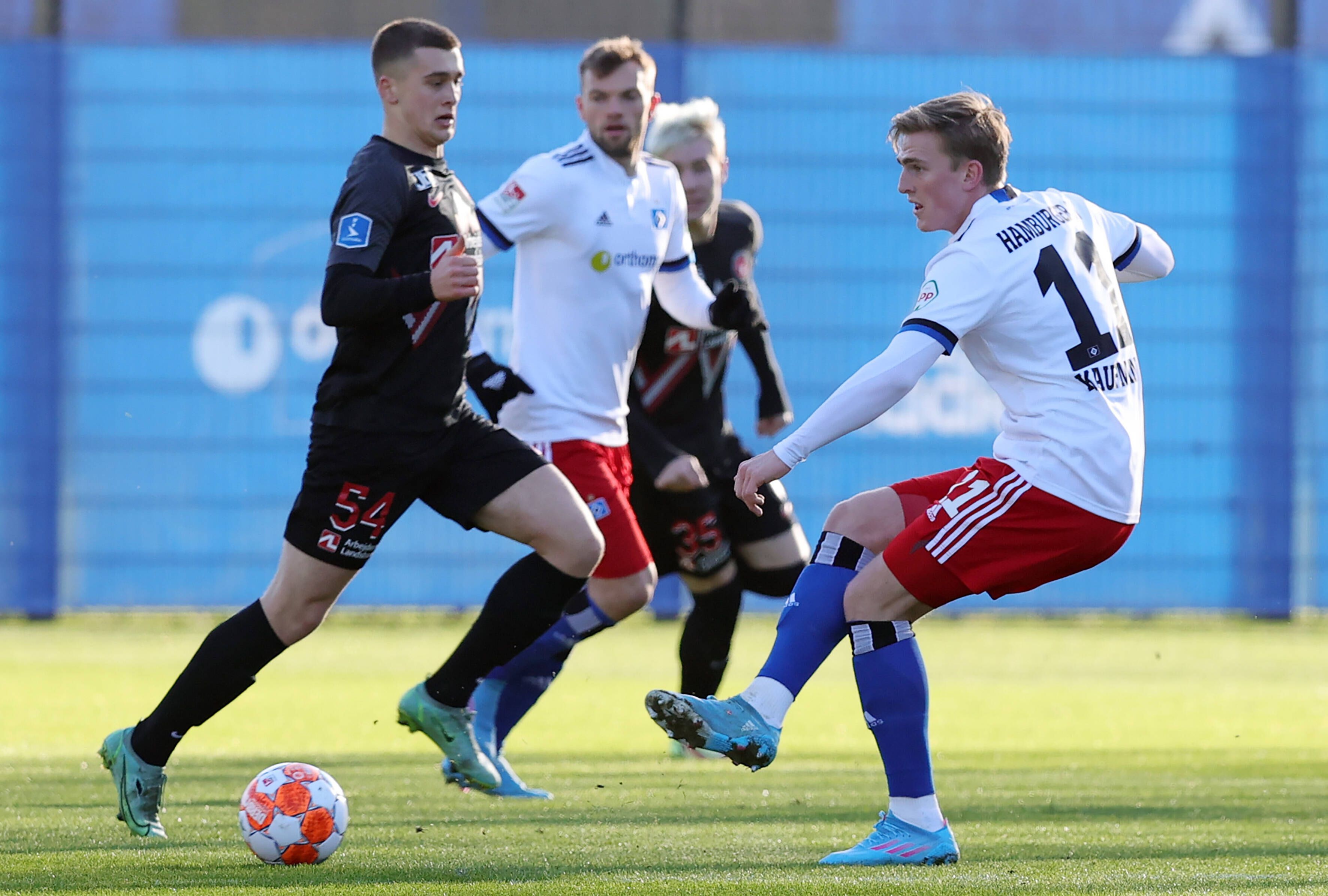 Oscar Fraulo (l.) im Testspiel gegen den Hamburger SV am Volksparkstadion (28.1.2022).