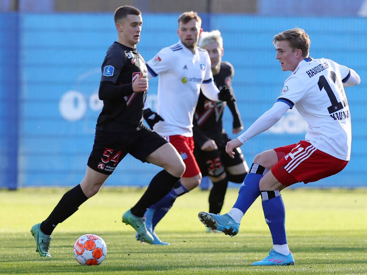 Oscar Fraulo (l.) im Testspiel gegen den Hamburger SV am Volksparkstadion (28.1.2022).