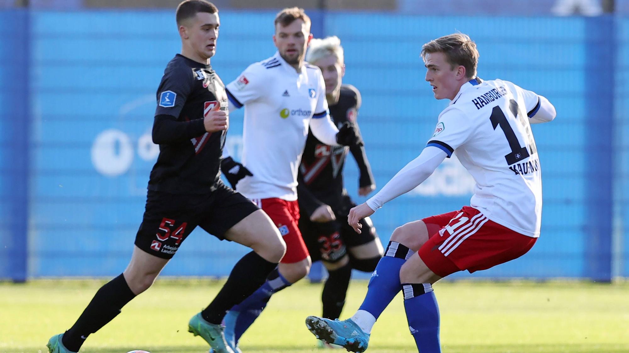 Oscar Fraulo (l.) im Testspiel gegen den Hamburger SV am Volksparkstadion (28.1.2022).