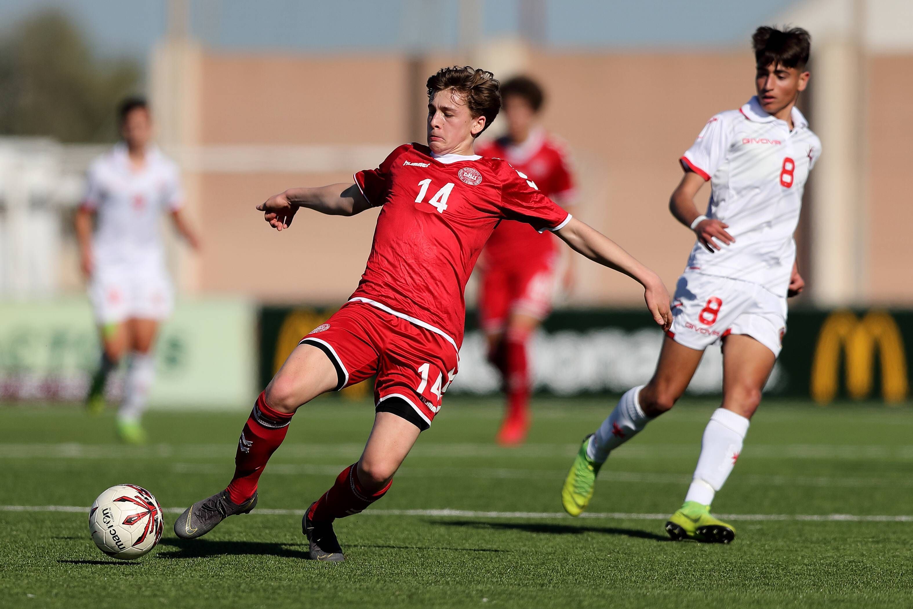 Oscar Fraulo (l.) während der Partie zwischen Dänemarks U16 gegen die U16 Auswahl von Malta.
