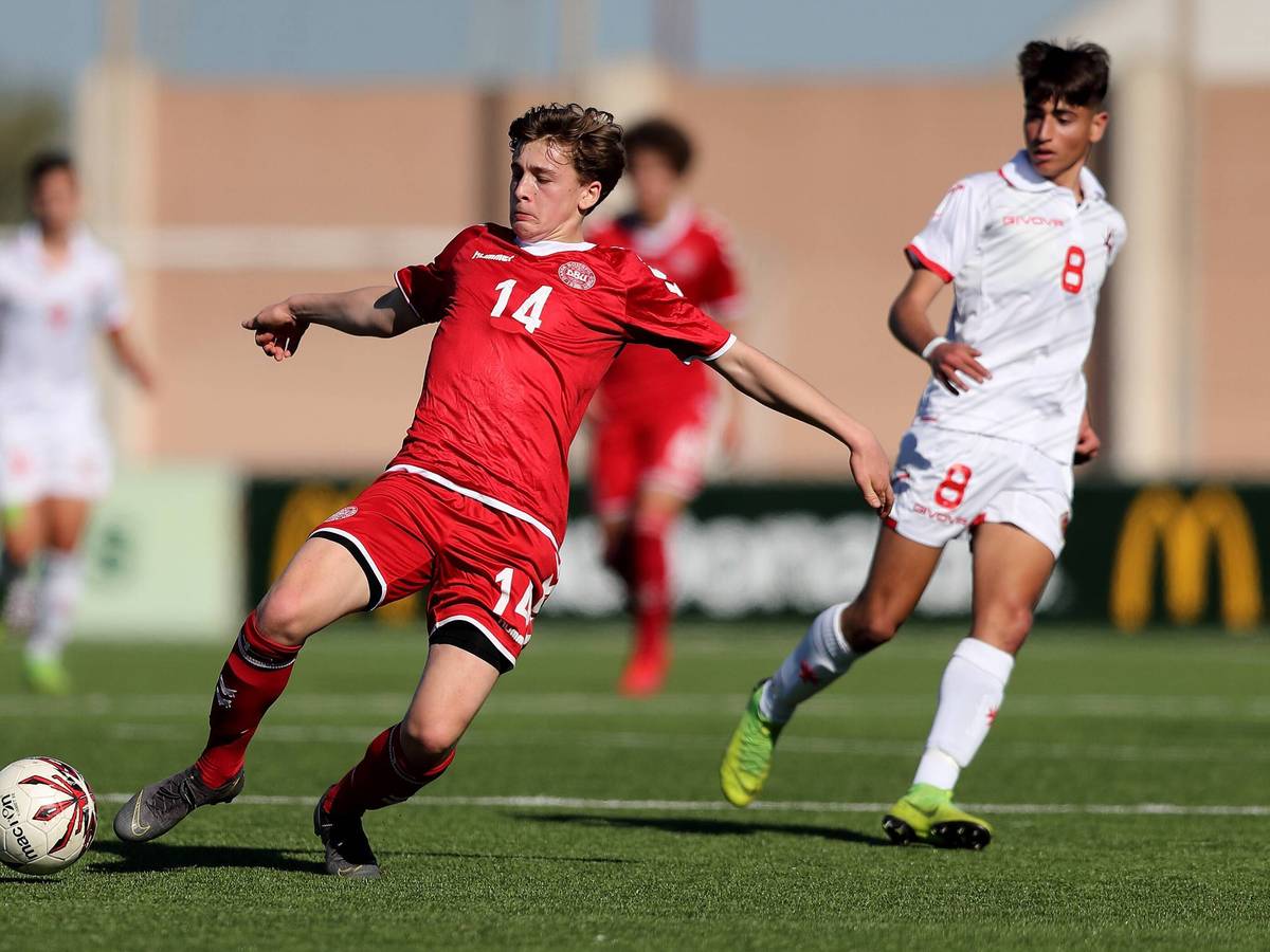 Oscar Fraulo (l.) während der Partie zwischen Dänemarks U16 gegen die U16 Auswahl von Malta.