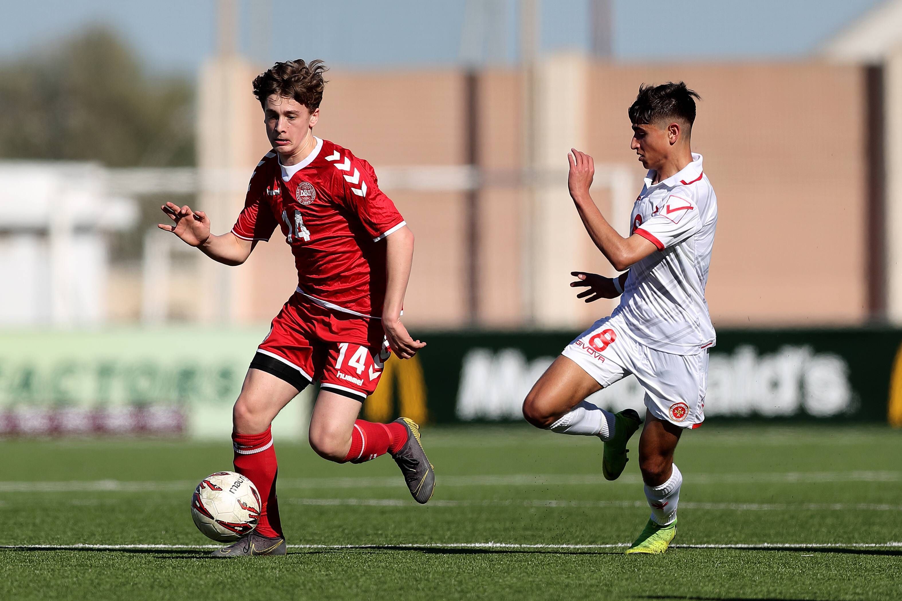 Oscar Fraulo (links), hier bei einem Spiel für die U16-Auswahl Dänemarks, ist der erste Neuzugang für die neue Saison bei Borussia Mönchengladbach.
