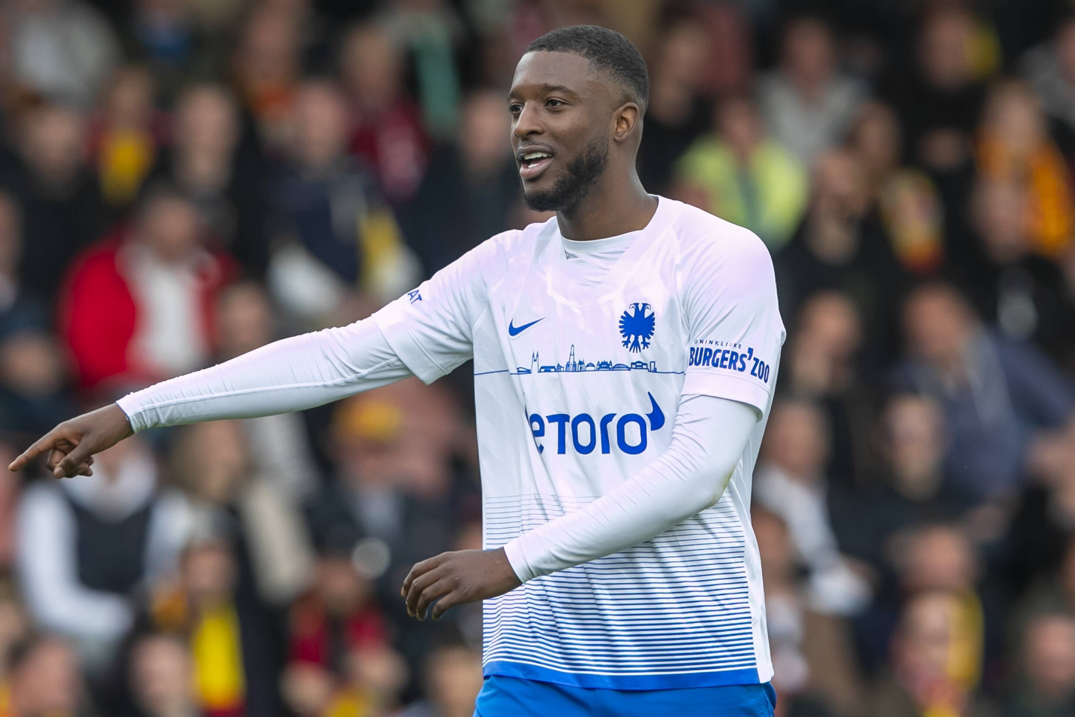 Riechedly Bazoer (Vitesse Arnheim) gestikuliert auf dem Platz.
