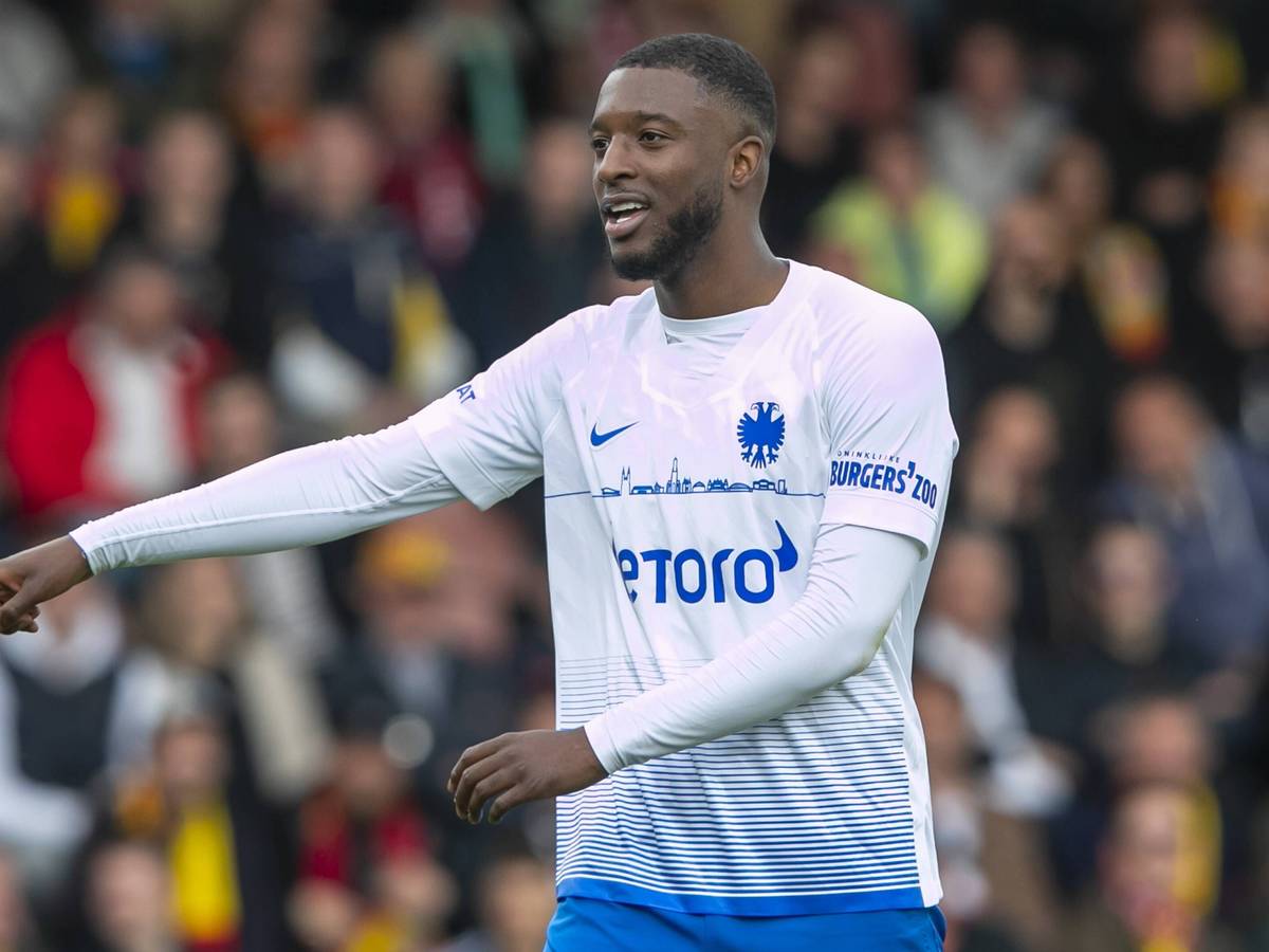 Riechedly Bazoer (Vitesse Arnheim) gestikuliert auf dem Platz.