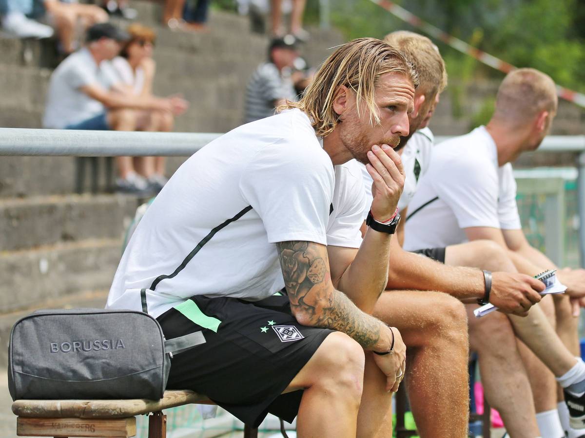 Eugen Polanski am 25. Juni 2022 als Trainer der U23 von Borussia Mönchengladbach gegen SV Elversberg. Polanski sitzt au einer Bank und stützt das Kinn auf den Armen auf.
