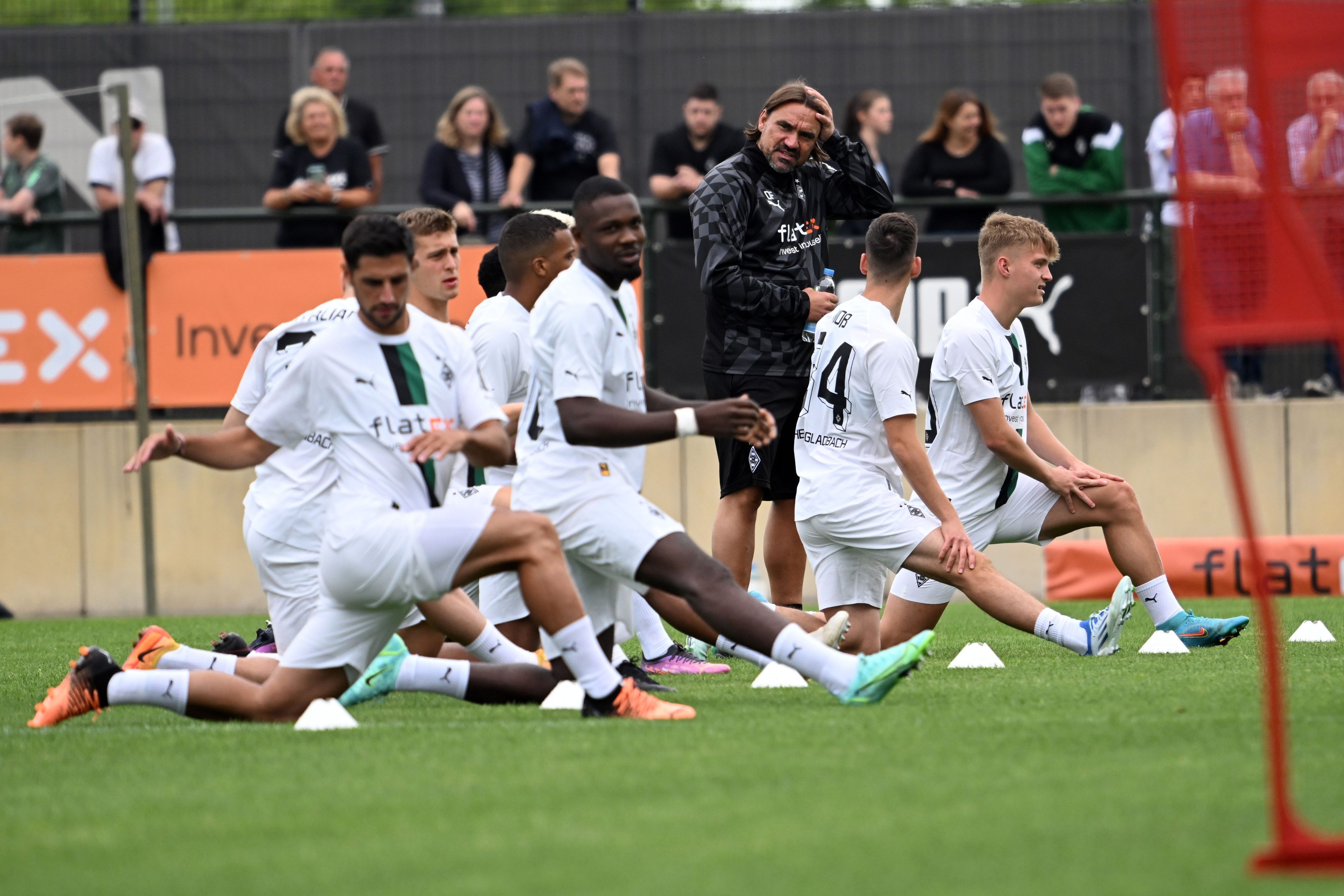 26.06.2022, Nordrhein-Westfalen, Mönchengladbach: Fußball: Bundesliga, Trainingsauftakt Borussia Mönchengladbach. Trainer Daniel Farke leitet das Training seiner Mannschaft. Foto: Federico Gambarini/dpa +++ dpa-Bildfunk +++