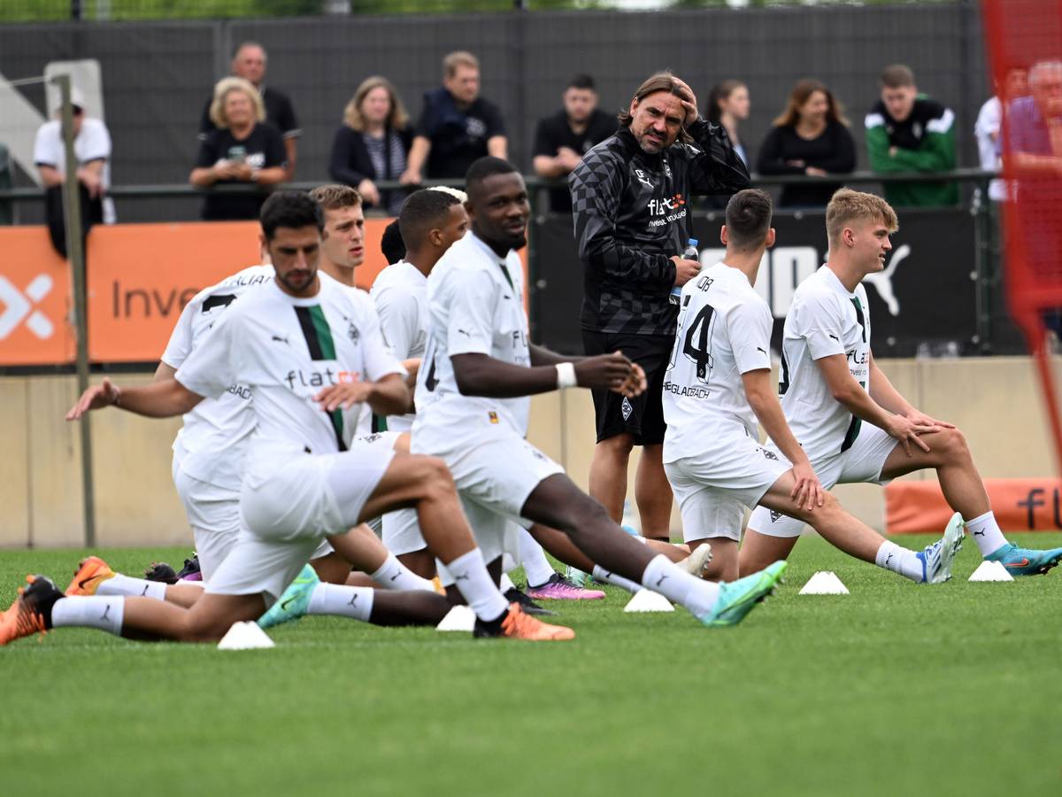 26.06.2022, Nordrhein-Westfalen, Mönchengladbach: Fußball: Bundesliga, Trainingsauftakt Borussia Mönchengladbach. Trainer Daniel Farke leitet das Training seiner Mannschaft. Foto: Federico Gambarini/dpa +++ dpa-Bildfunk +++