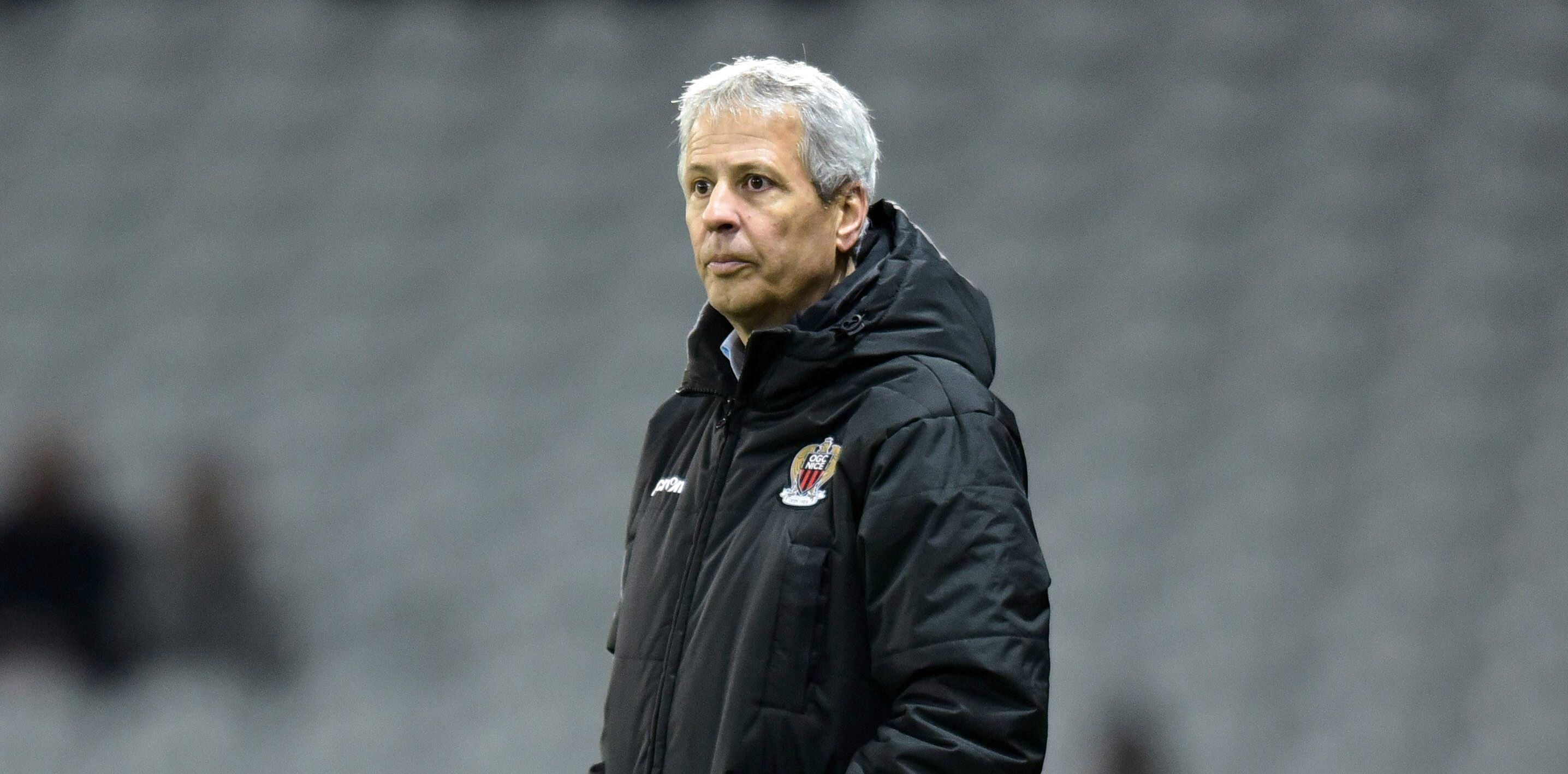 Ex-Gladbach-Trainer Lucien Favre hat einen neuen Job. Er ist seit Montag (27. Juni 2022) Coach bei OGC Nizza. Auf diesem Foto ist Favre am 7. Mai 2018 in Lille zu sehen. Favre schaut auf das Spielfeld.
