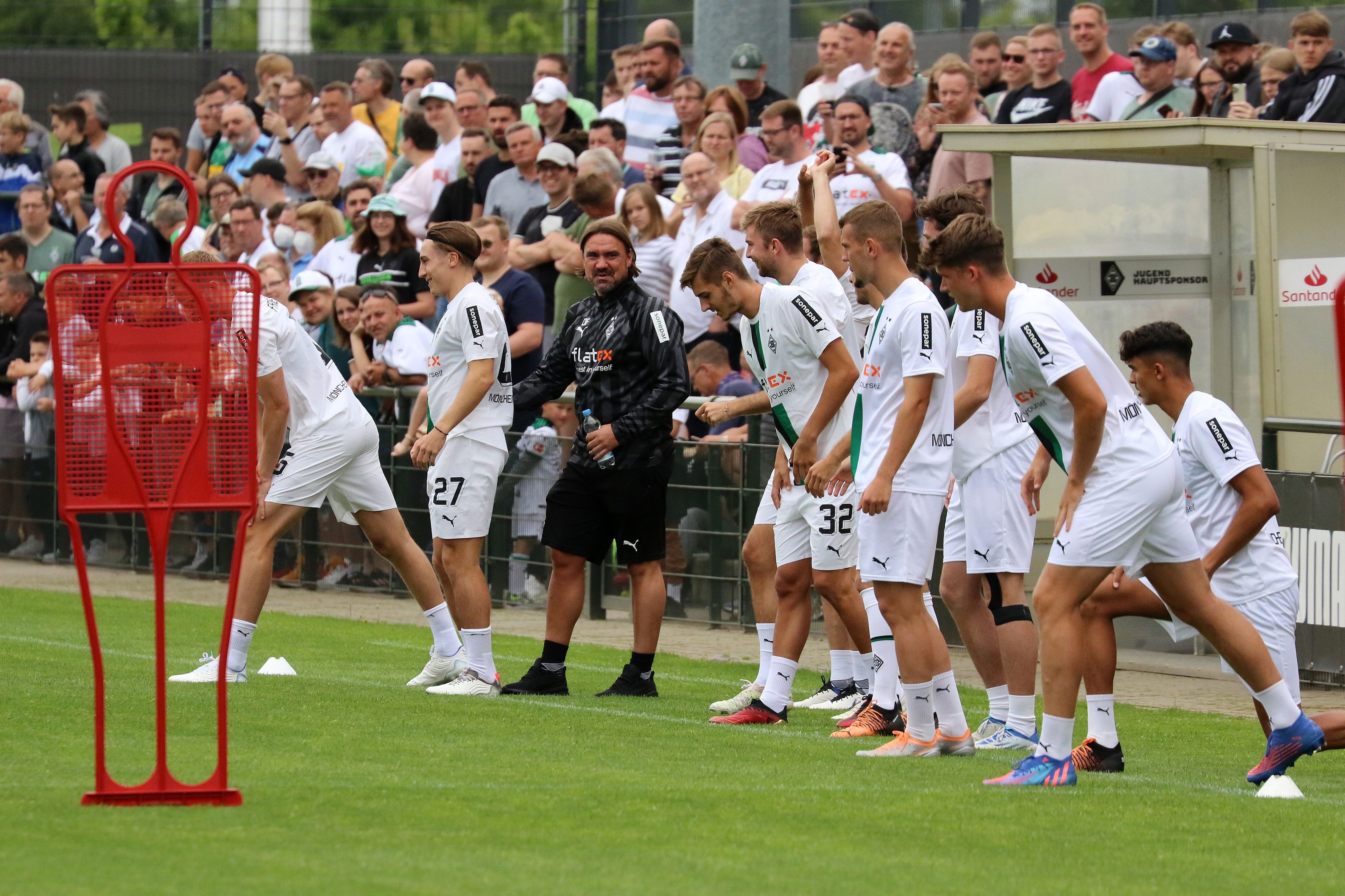 Die Profis von Borussia Mönchengladbach beim Trainingsauftakt am 26. Juni 2022. Die Einheit war die erste unter dem neuen Trainer Daniel Farke (Mitte).